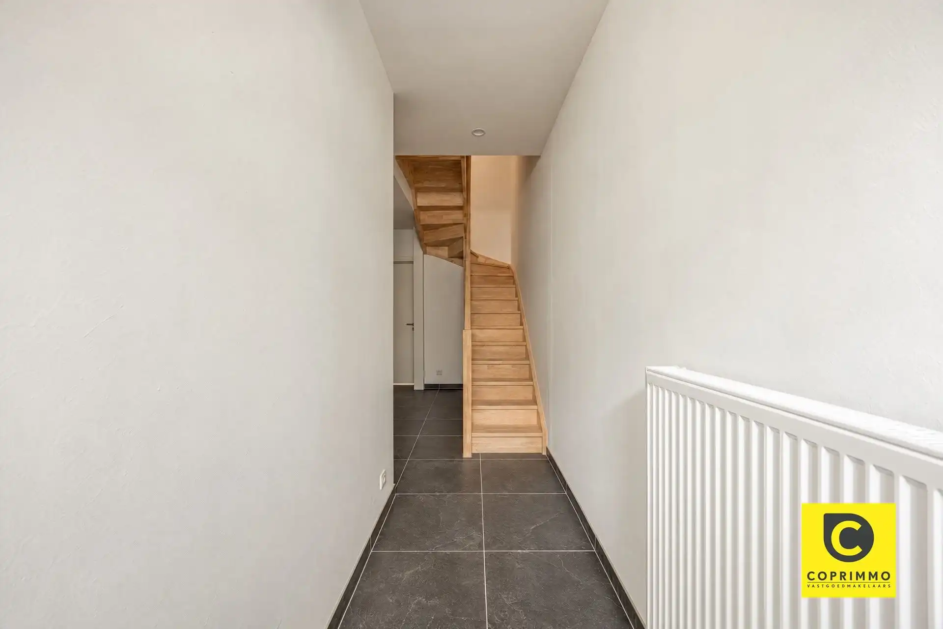 Gerenoveerd pareltje met 3 slpks, stadskoer &  garage te Groenenhoek! foto 3