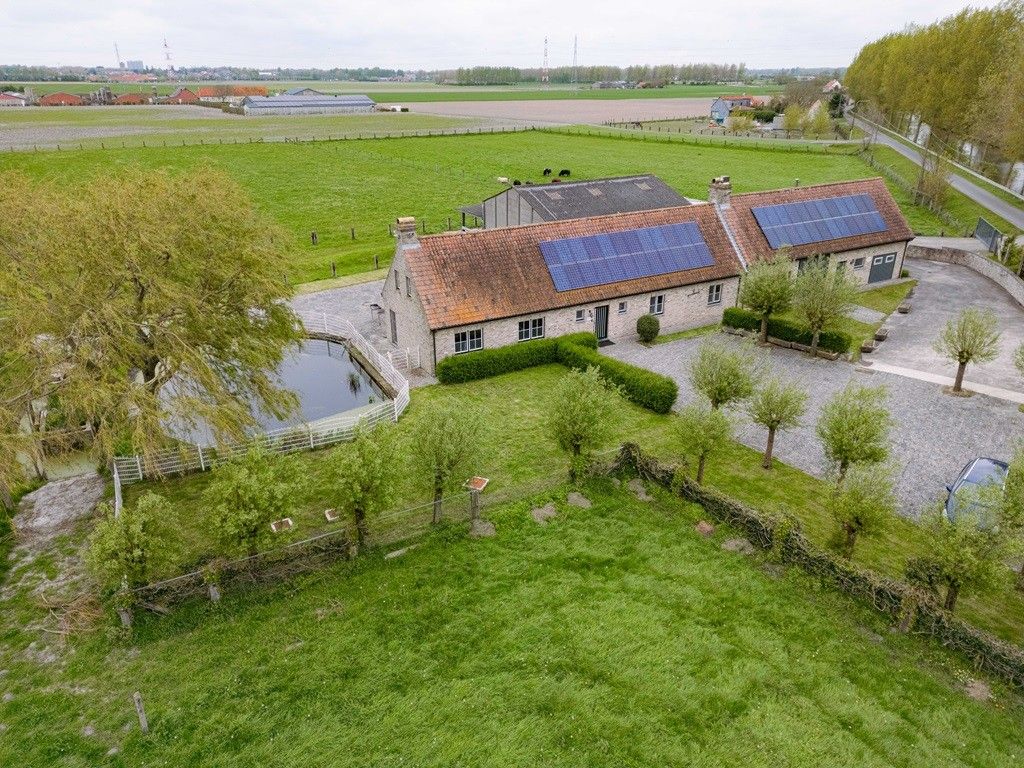 WULPEN: Subliem gelegen landgoed/hoeve bestaande uit riante villawoonst (6 slpks), loods van ruim 200m² op 1,14 ha totale grondopp. (mog. 2,43 ha extra grond). foto {{pictureIndex}}