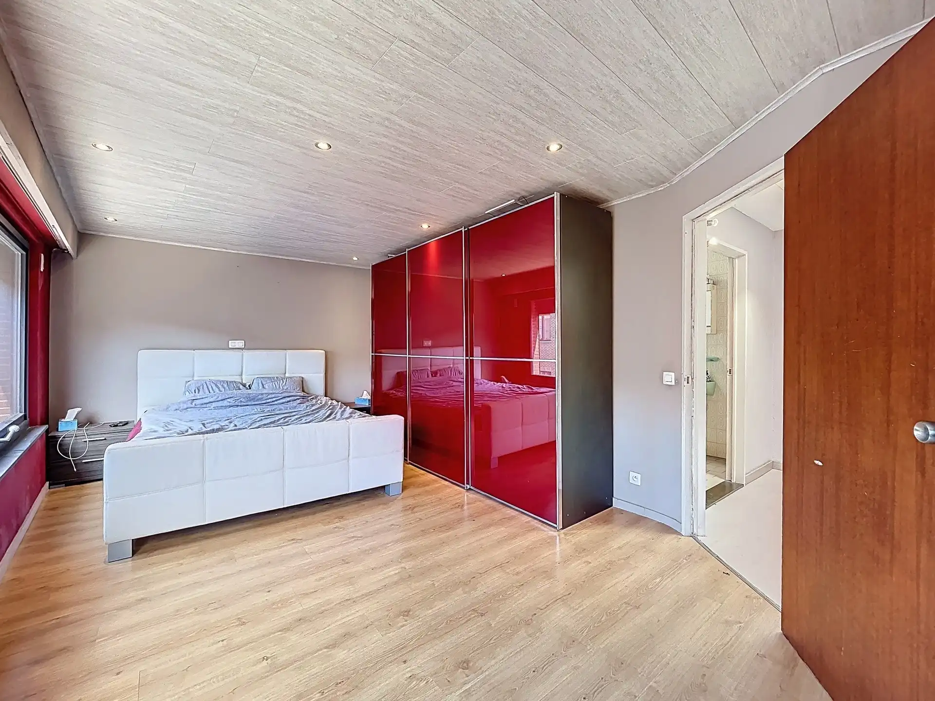 Ruime woning met 4 slaapkamers en garage gelegen in gunstige omgeving te Zwijndrecht! foto 10