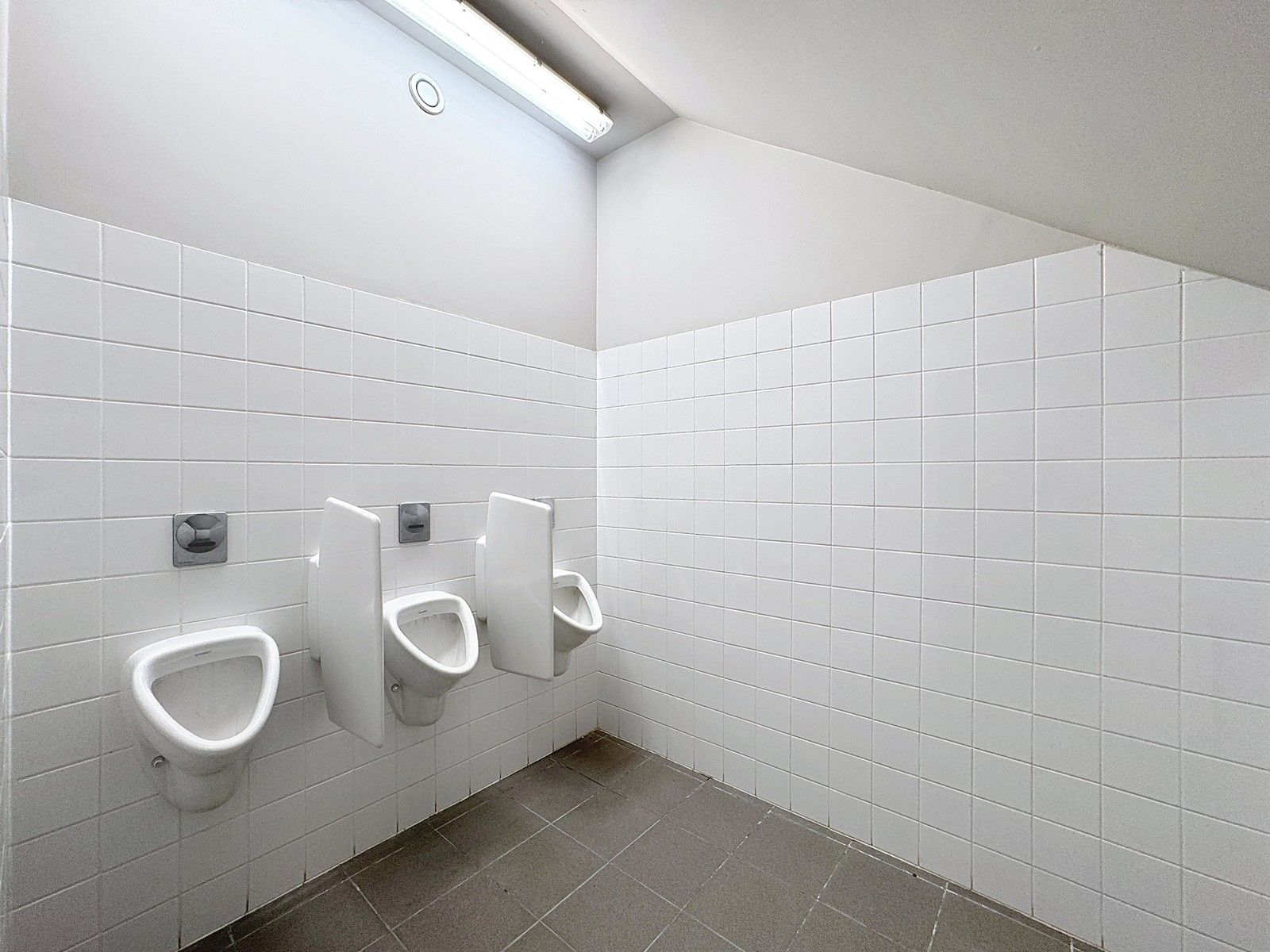 Polyvalente, lichtrijke RUIMTE (450m²) op eerste verdieping met alle voorzieningen (verwarming, sanitair, ...) te 8000 Brugge. Op een boogscheut van het historisch centrum. foto 11