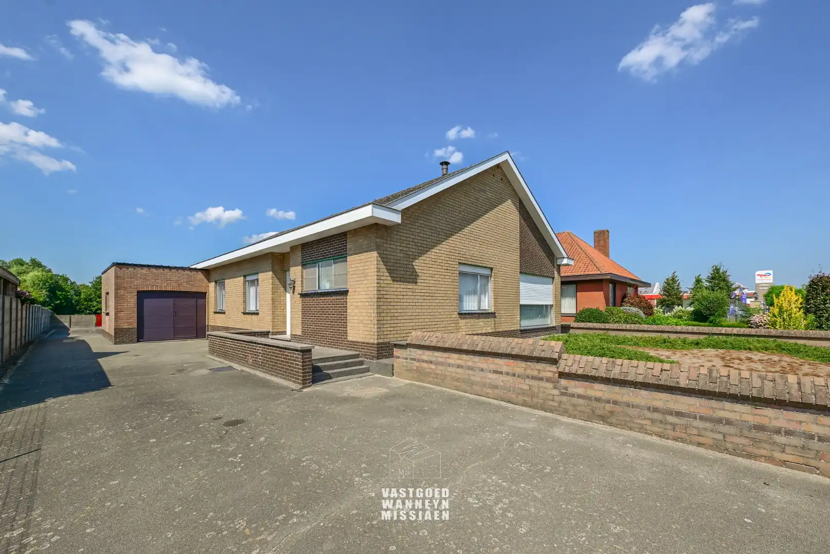 Te renoveren gelijkvloerse woning met  3slpk, garage, tuin op 1290m2 foto 3