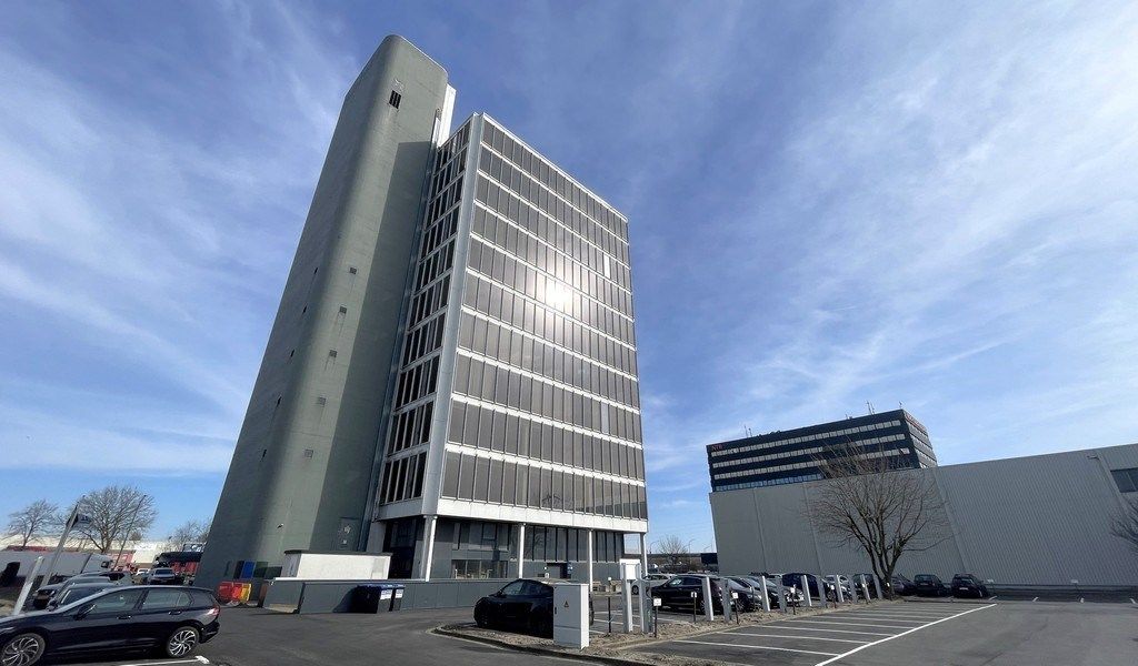 Vernieuwde kantoren te huur in Ahlers Building te Antwerpen foto {{pictureIndex}}