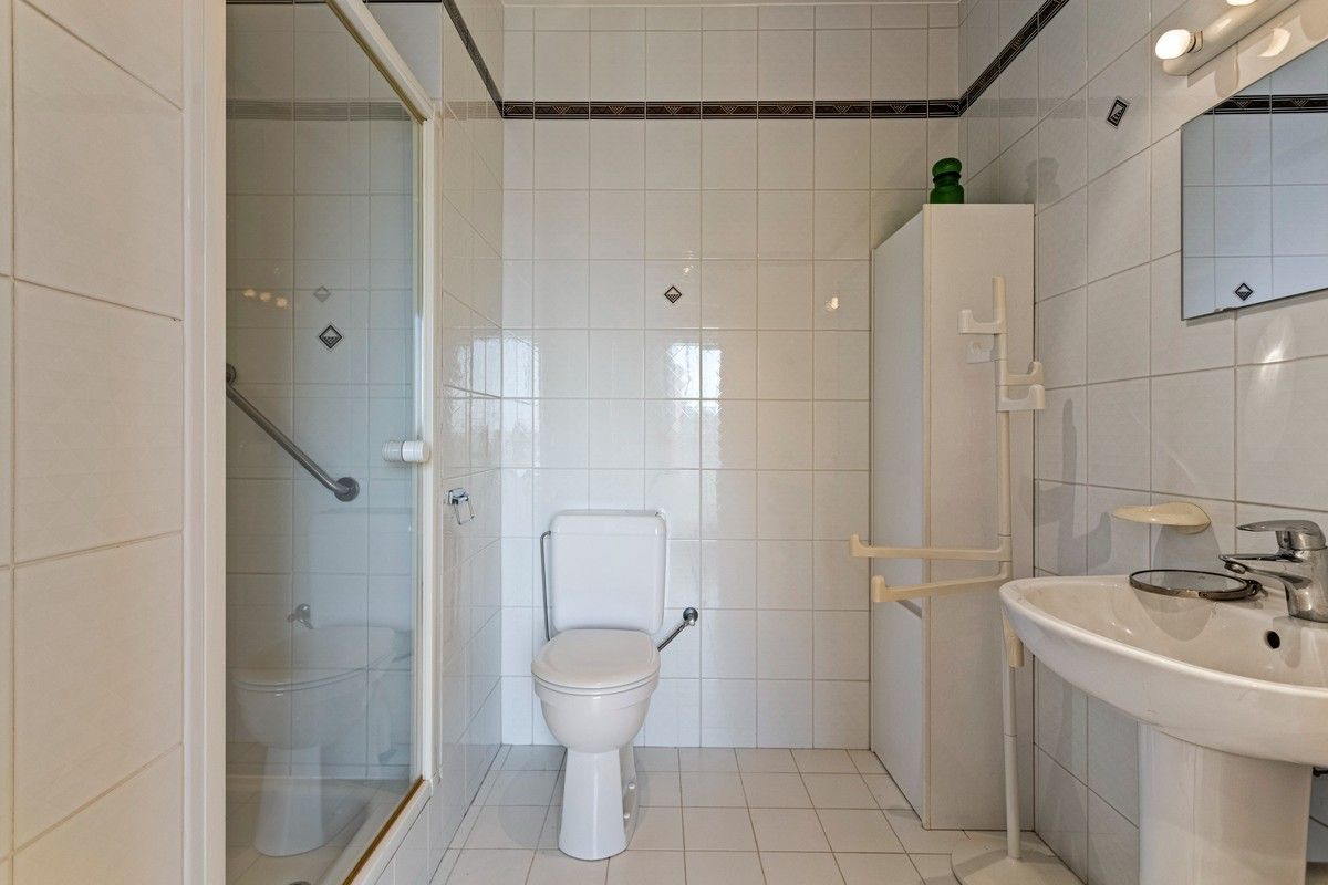 Residentieel erg ruim appartement met parkzicht en drie terrassen foto 18