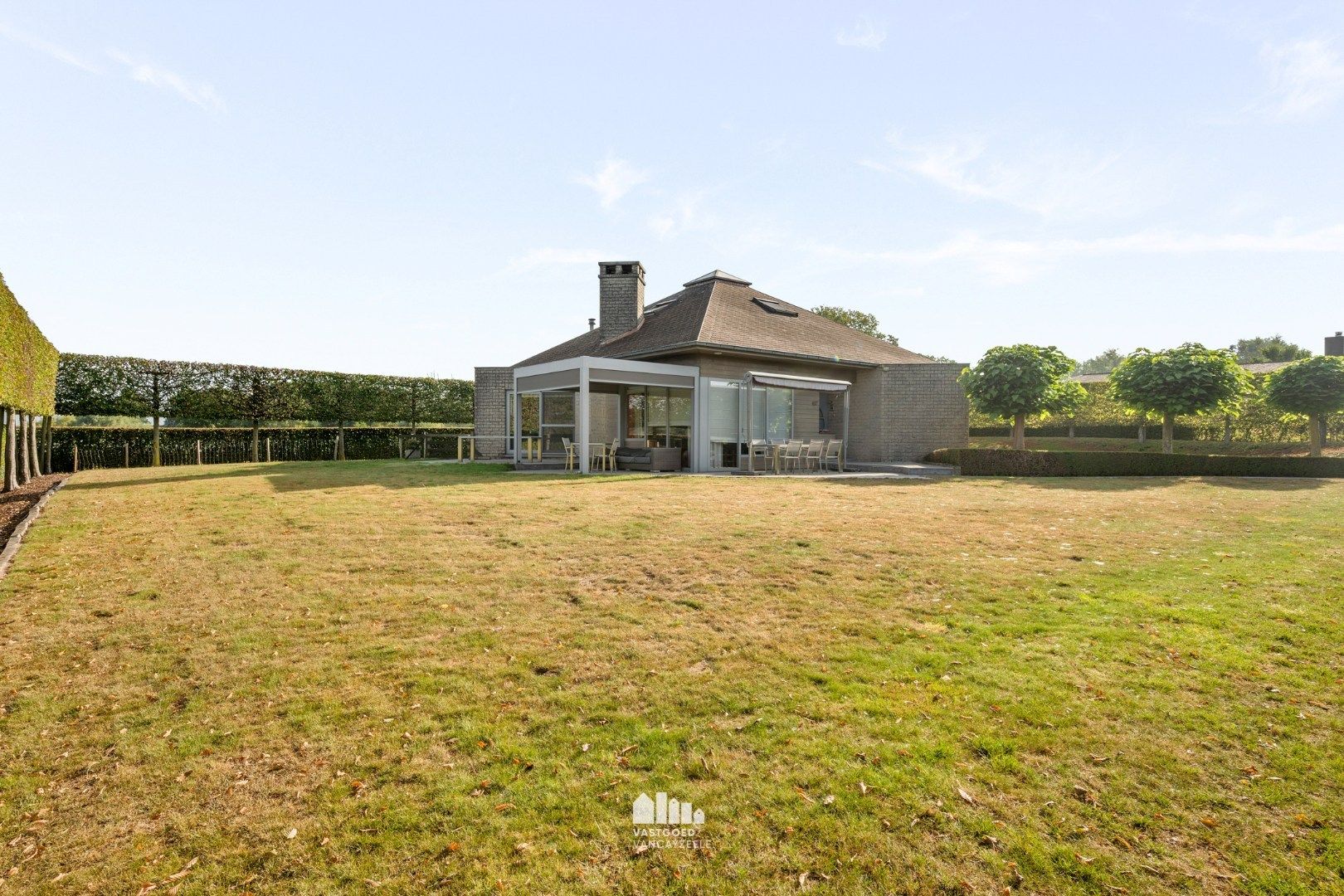 Goed onderhouden villa met grote tuin en twee garages op centrale ligging.   foto 28