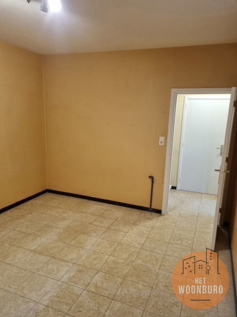 Handelsgelijkvloers  met polyvalente ruimte en bureel foto 5