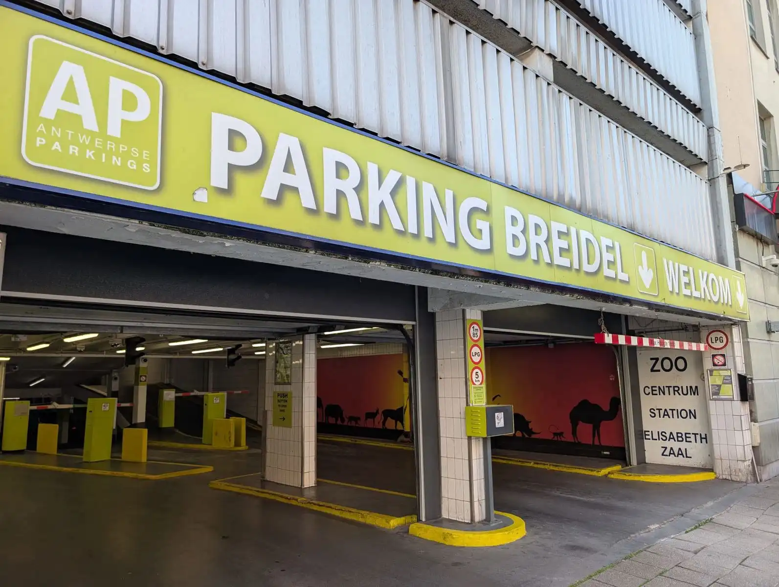 12 parkeerplaatsen in de Parking Breydel foto {{pictureIndex}}