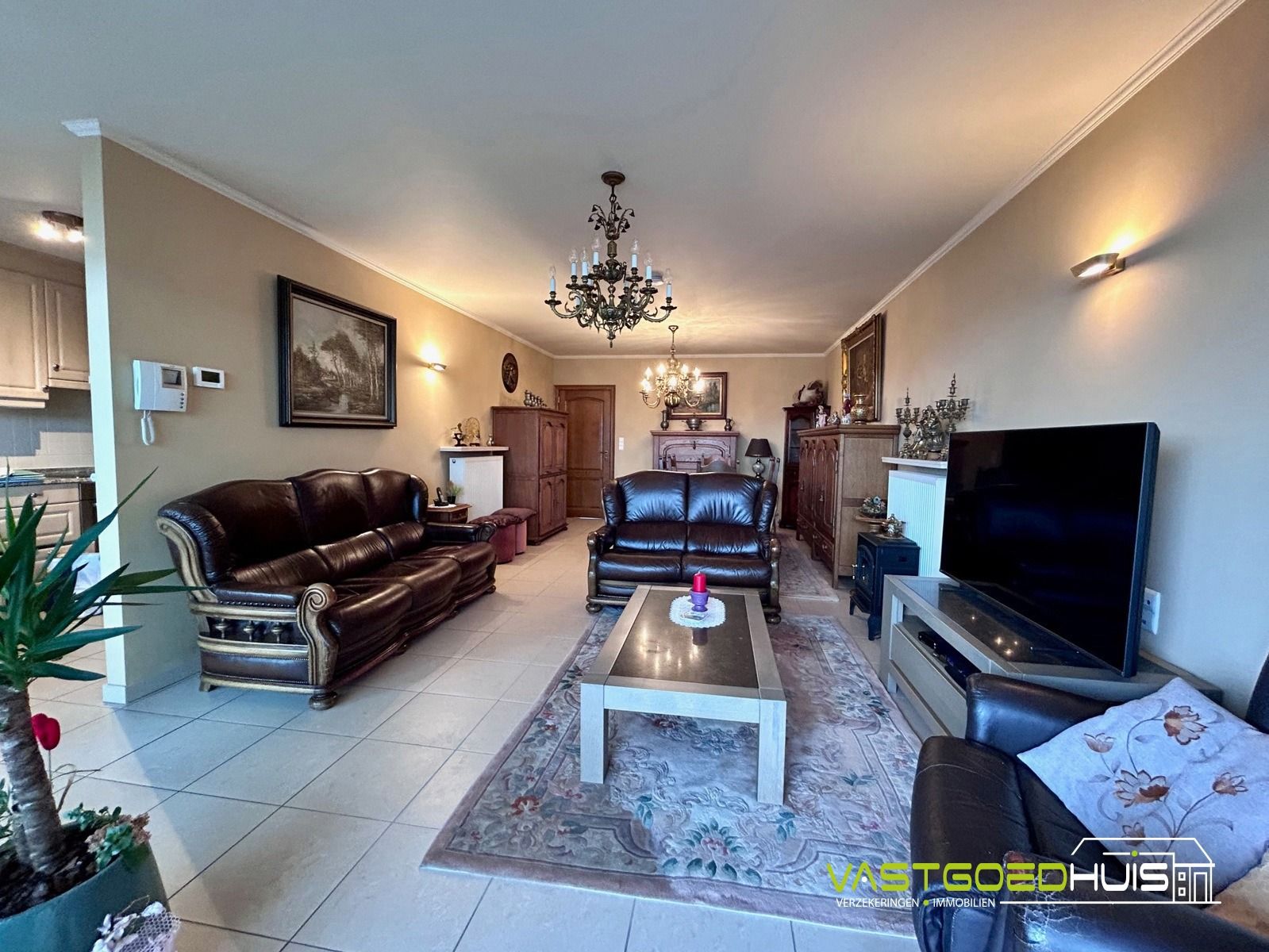 Instapklaar tweeslaapkamerappartement met terras en garage foto 9