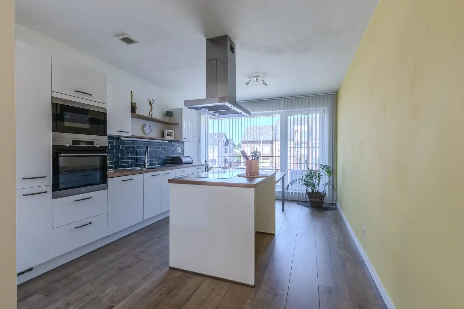 Energiezuinig duplex-appartement met twee slaapkamers, terras en autostaanplaats nabij Maastricht foto 9