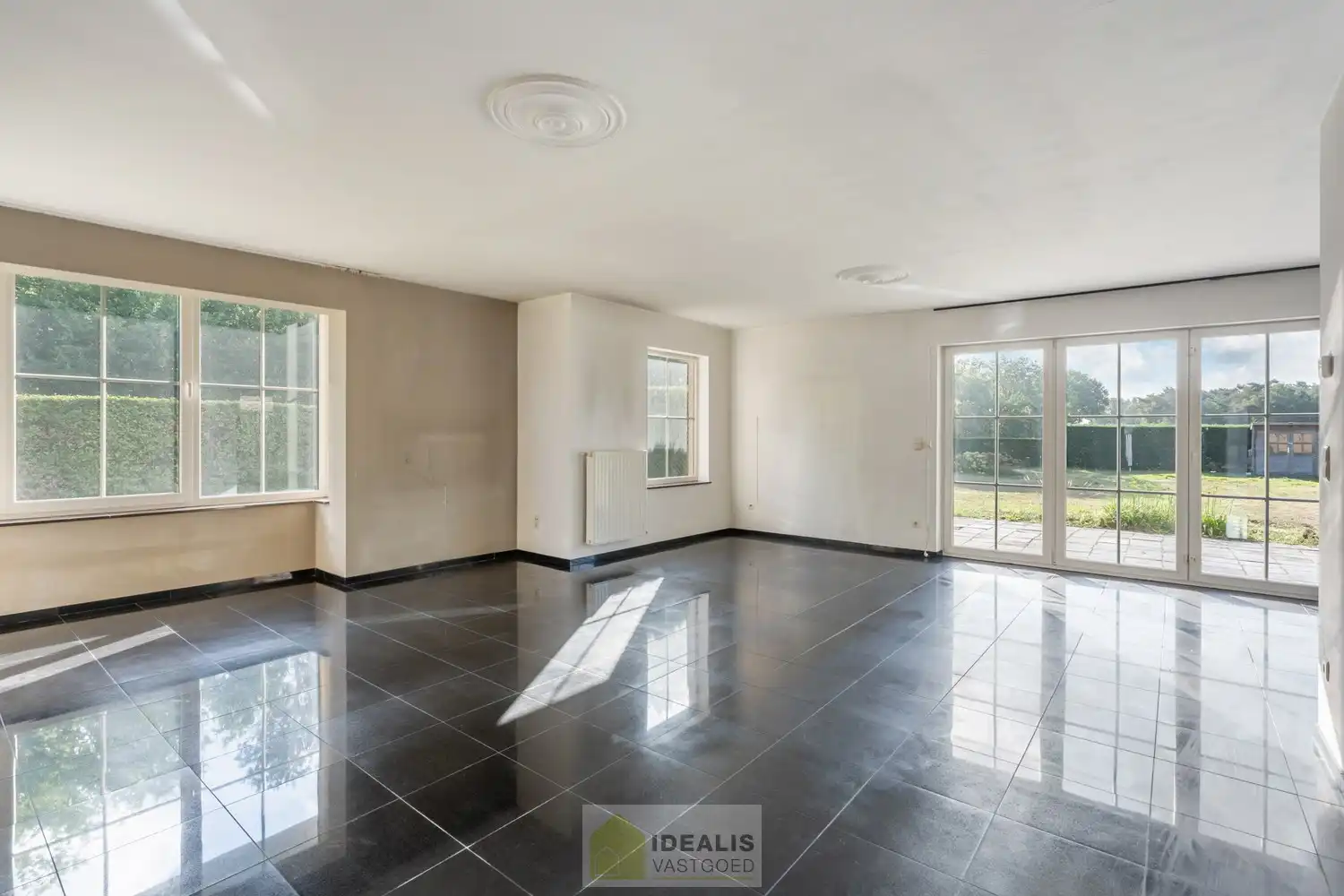IDEALIS VASTGOED – HEDENDAAGSE EENGEZINSWONING OP RUSTIGE LOCATIE MET AANGELEGDE TUIN OP EEN KNAP PERCEEL (9A87CA) NABIJ HET CENTRUM VAN PELT – De woning omvat een heerlijke lichtrijke open leefruimte met aansluitend goed uitgeruste keuken, fijne wasplaats/berging, 4 royale slaapkamers en goed ingerichte badkamer. Een praktisch ingedeelde woning op een aangenaam en ruim perceel! foto 4