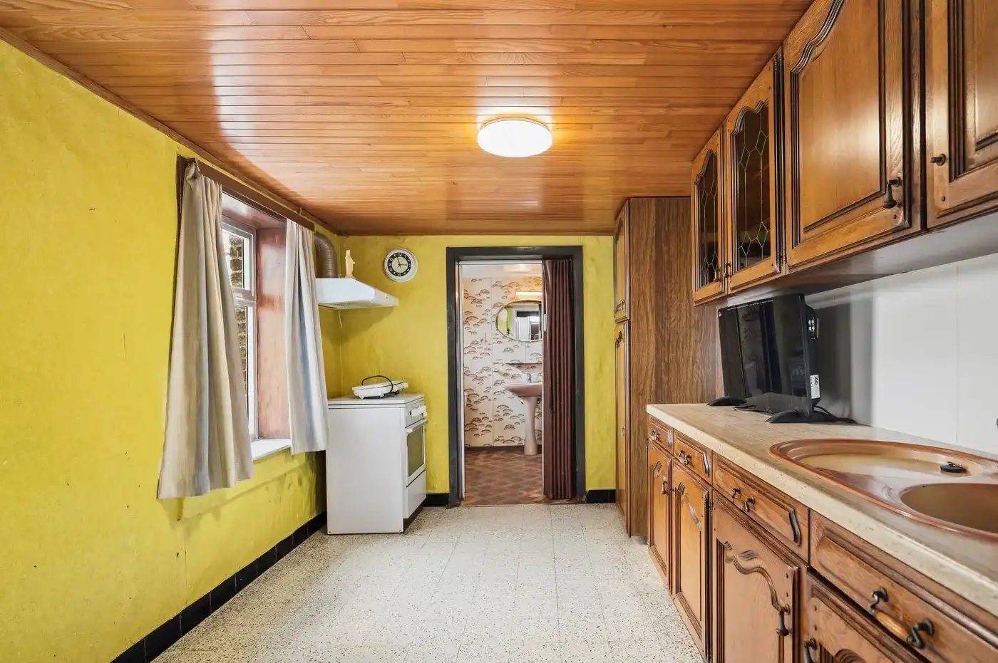Charmante renovatiewoning met grote tuin en garage op royaal perceel foto 9