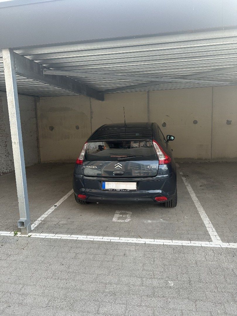 Overdekte autostaanplaats aan de Coupure foto {{pictureIndex}}