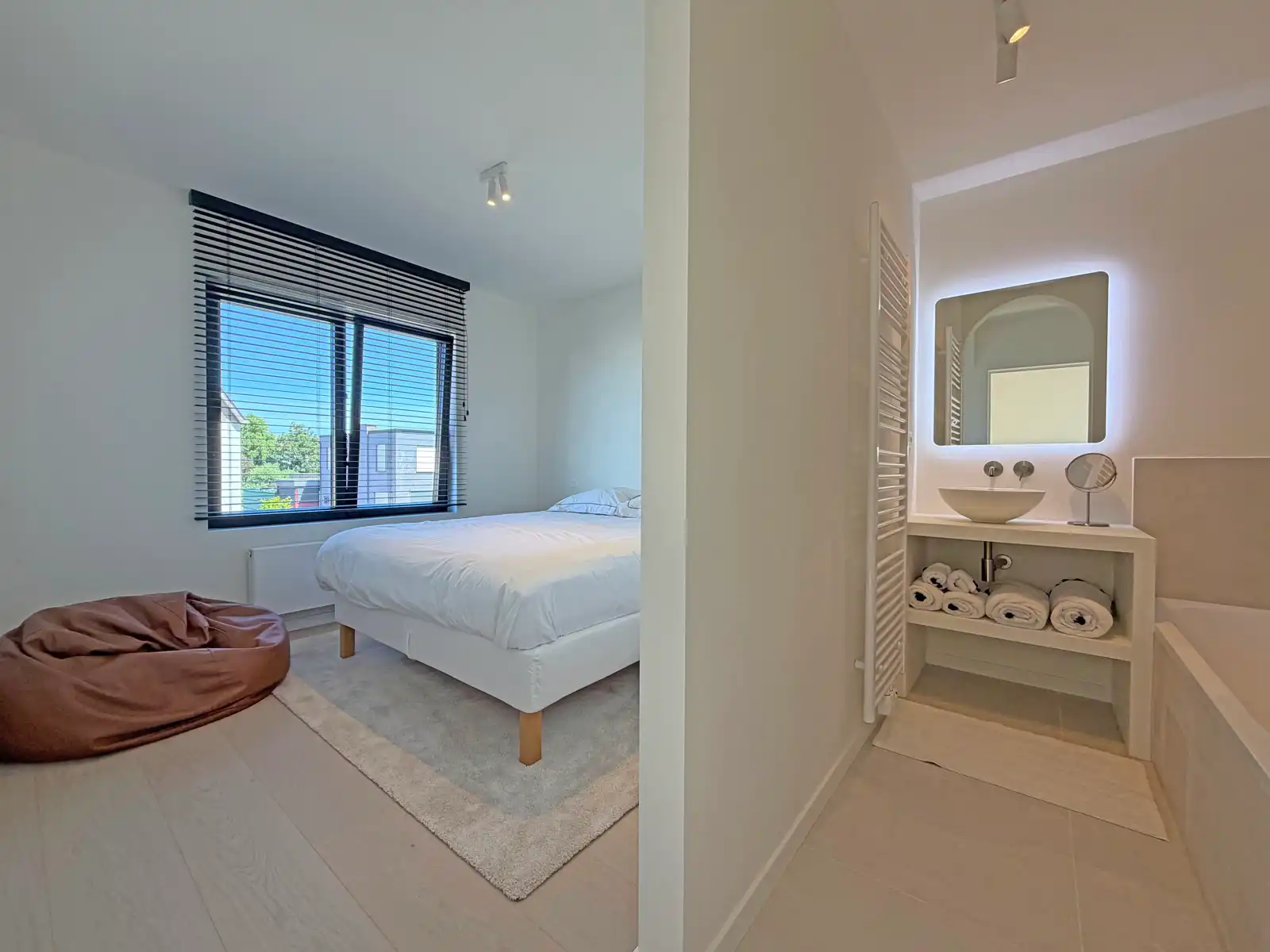 Stijlvol gerenoveerde woning met 4 slaapkamers foto 11