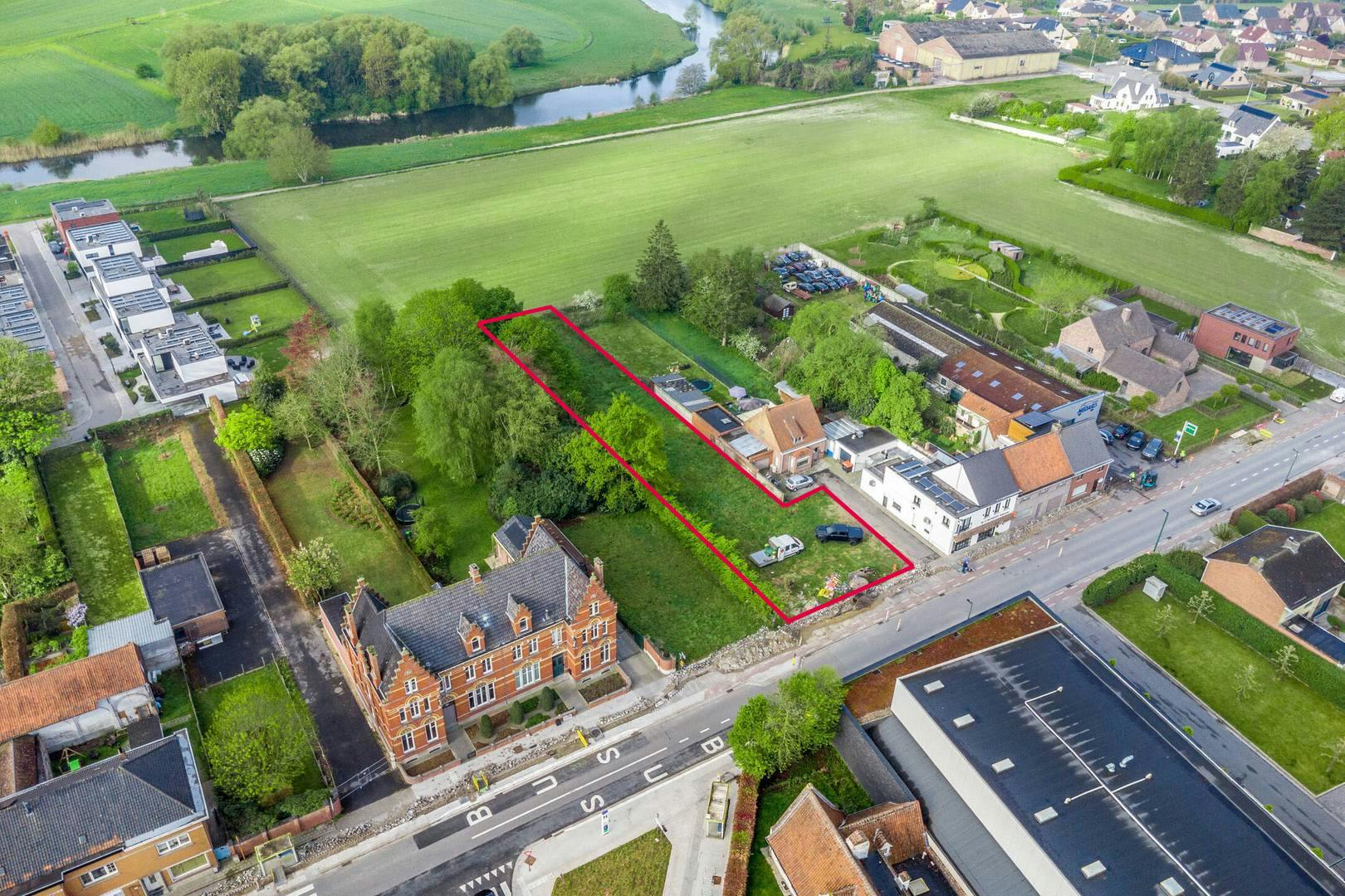 Ruim stuk bouwgrond te koop nabij centrum Sint-Baafs-Vijve foto {{pictureIndex}}