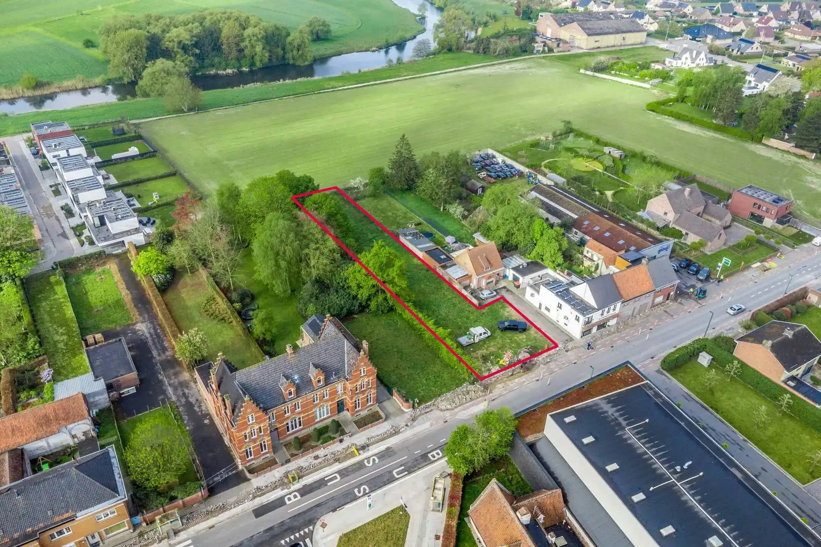 Ruim stuk bouwgrond te koop nabij centrum Sint-Baafs-Vijve foto {{pictureIndex}}