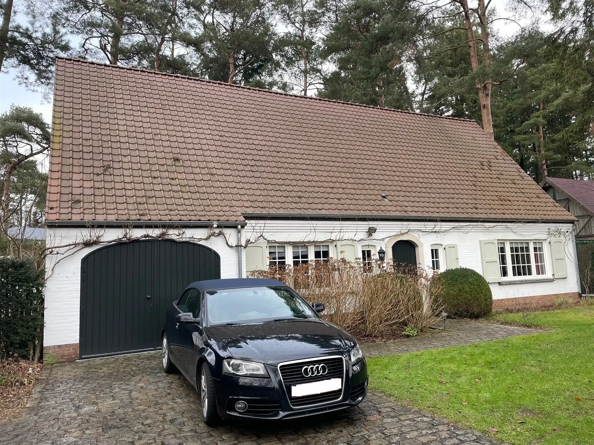 Prachtig midden in het groen gelegen villa in landelijke stijl met tuin en garage. foto {{pictureIndex}}