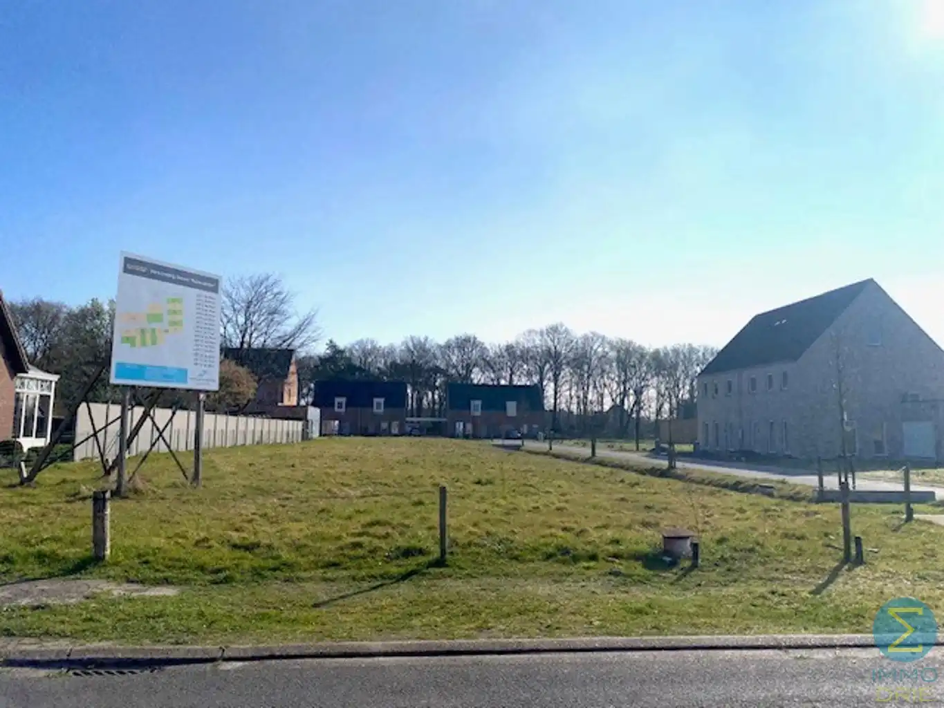 Rustig gelegen bouwgrond voor open bebouwing - 885m² foto 2