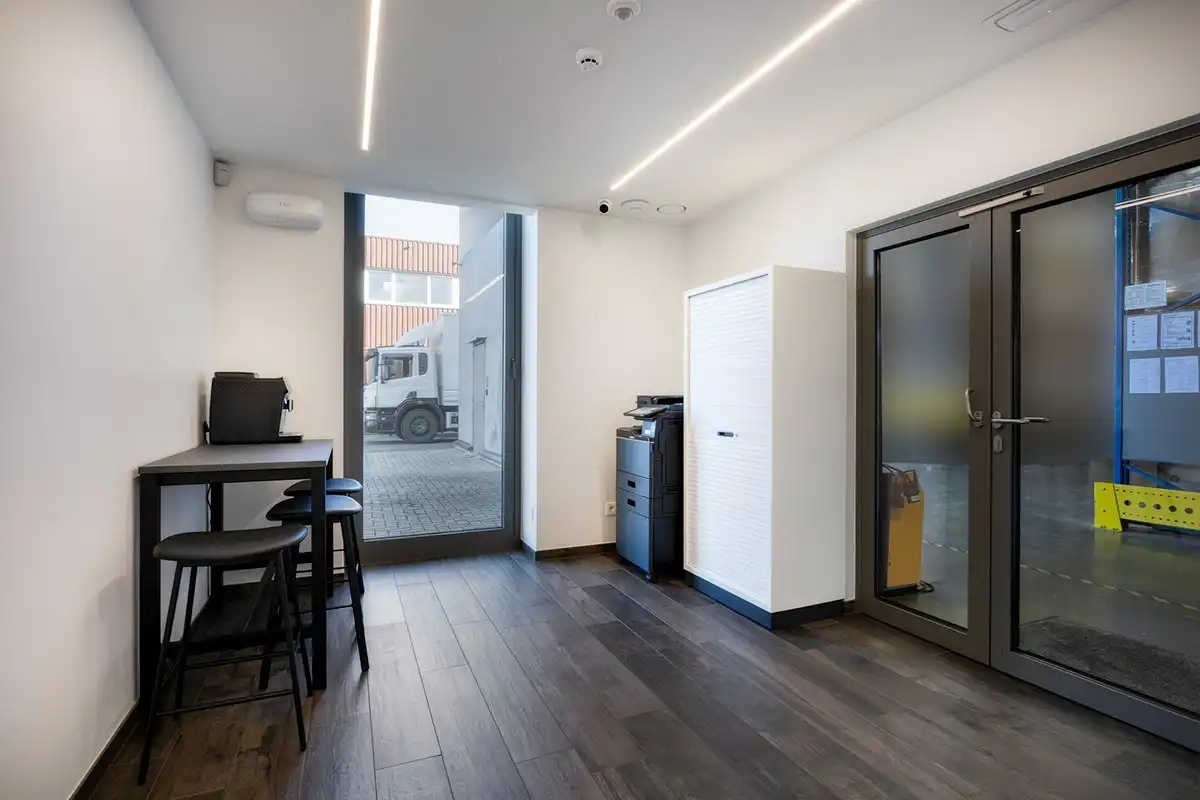 Grondig gerenoveerd KMO gebouw met magazijn en kantoorruimtes in Heverlee op een perceel van 11a19ca! – EPC -22,65 kWh/m² foto 3