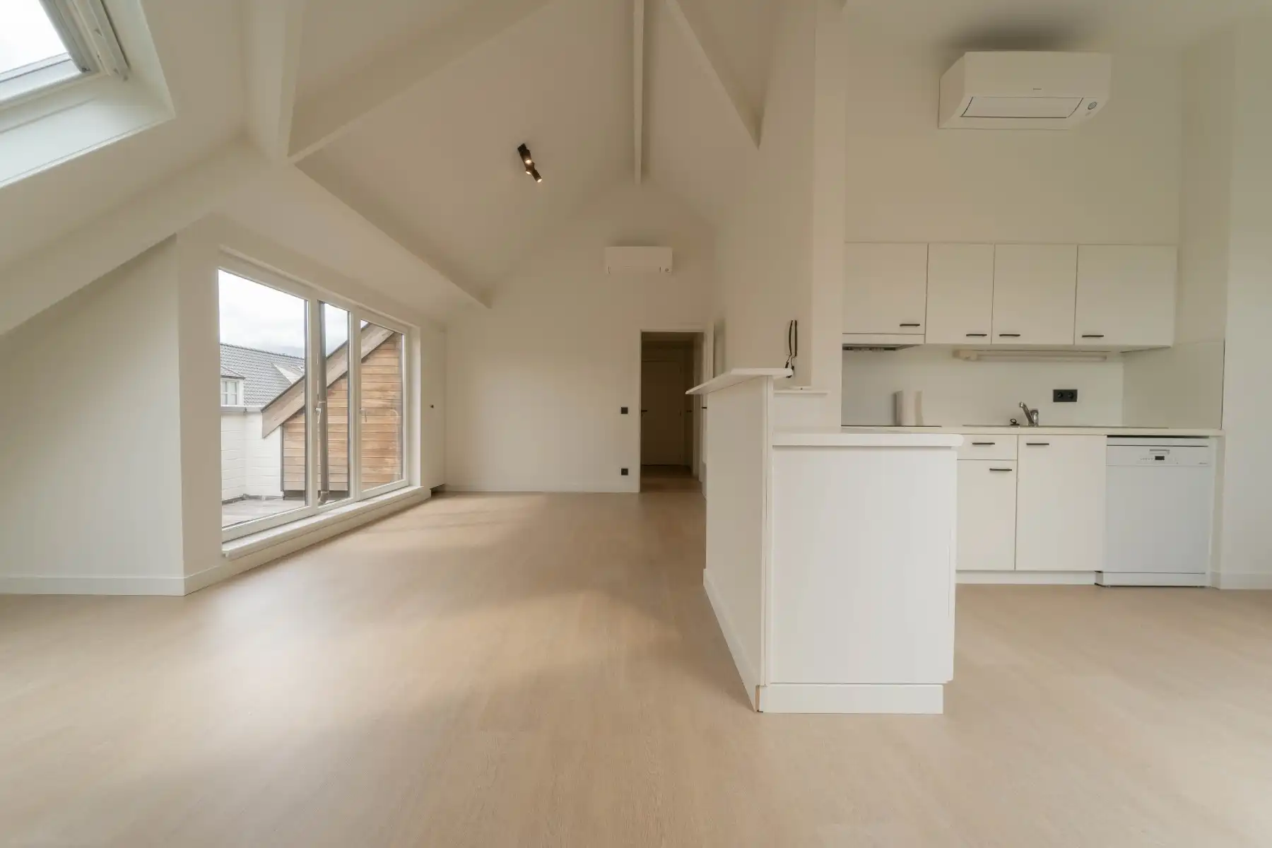 Gerenoveerd, lichtrijk 2 slpk-appartement met zonneterras foto 2