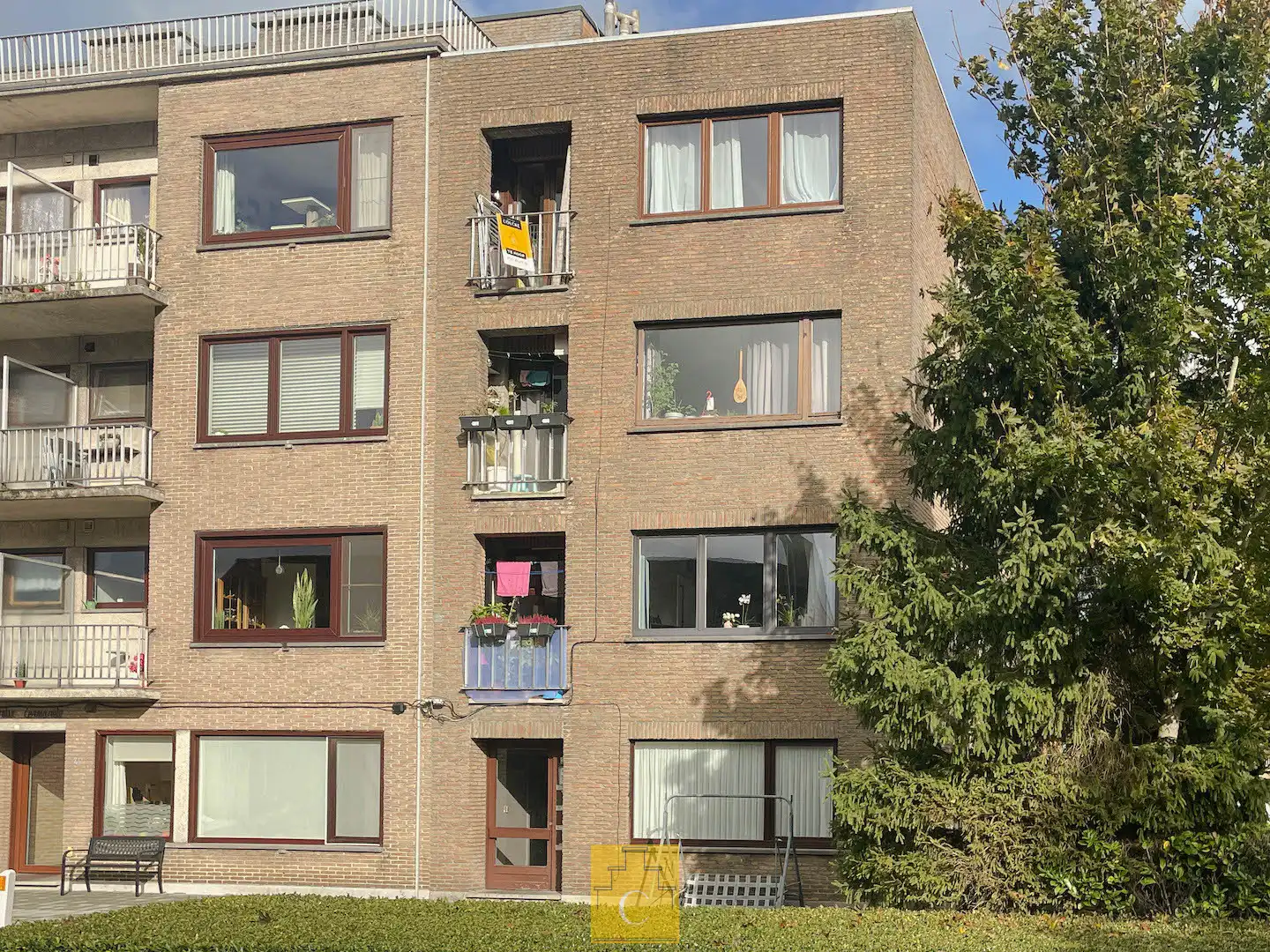 Hoofdfoto van de publicatie: Ruim 3-slaapkamerappartement met terras in Sint-Andries