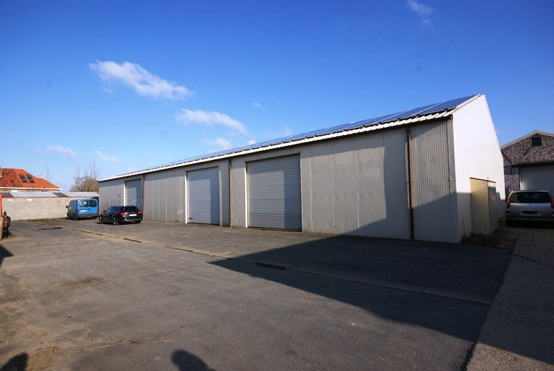 Opslagruimte (210m²) met sectionaalpoort op industriezone te Zedelgem, op 2 km van E403! foto {{pictureIndex}}