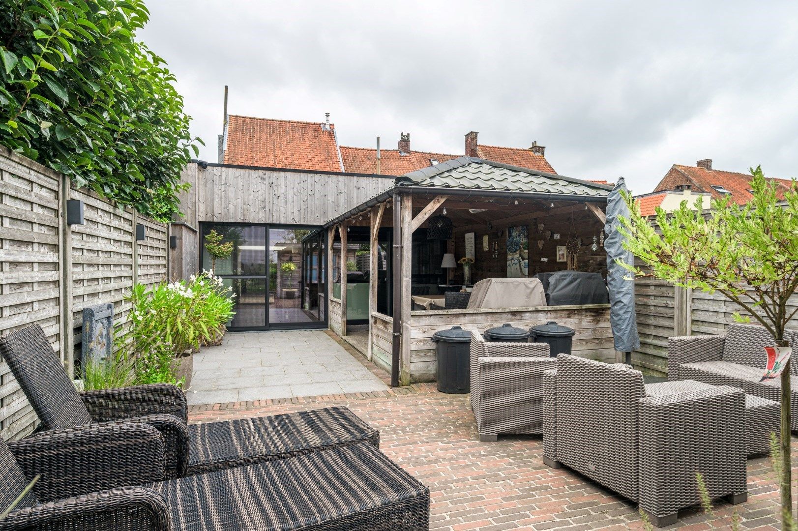 Pas gerenoveerde woning met tuin, open keuken, zonnepanelen en 238 m² bewoonbare opp. foto {{pictureIndex}}