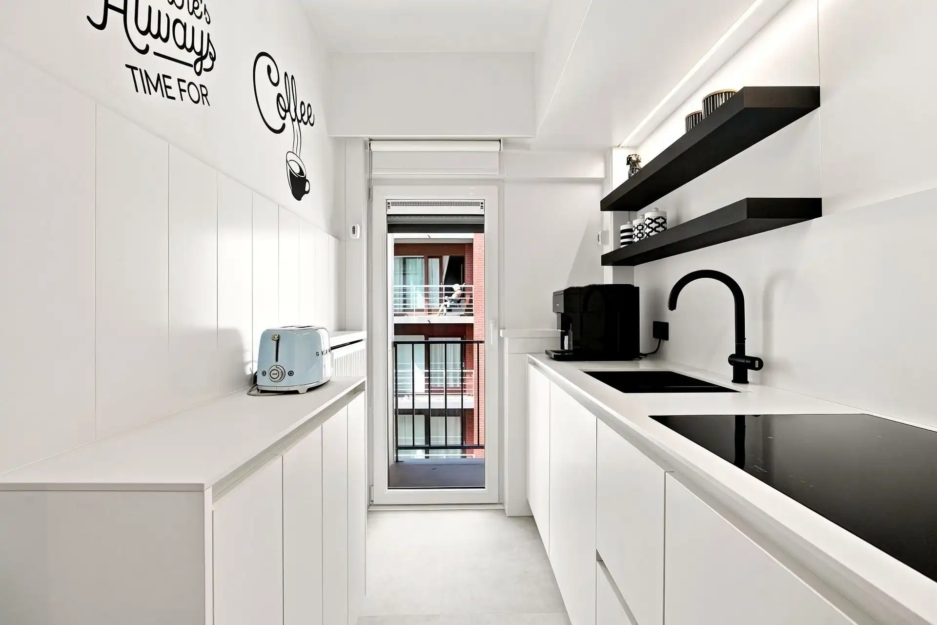 LUXUEUS / VLAK AAN ZEEDIJK foto 9