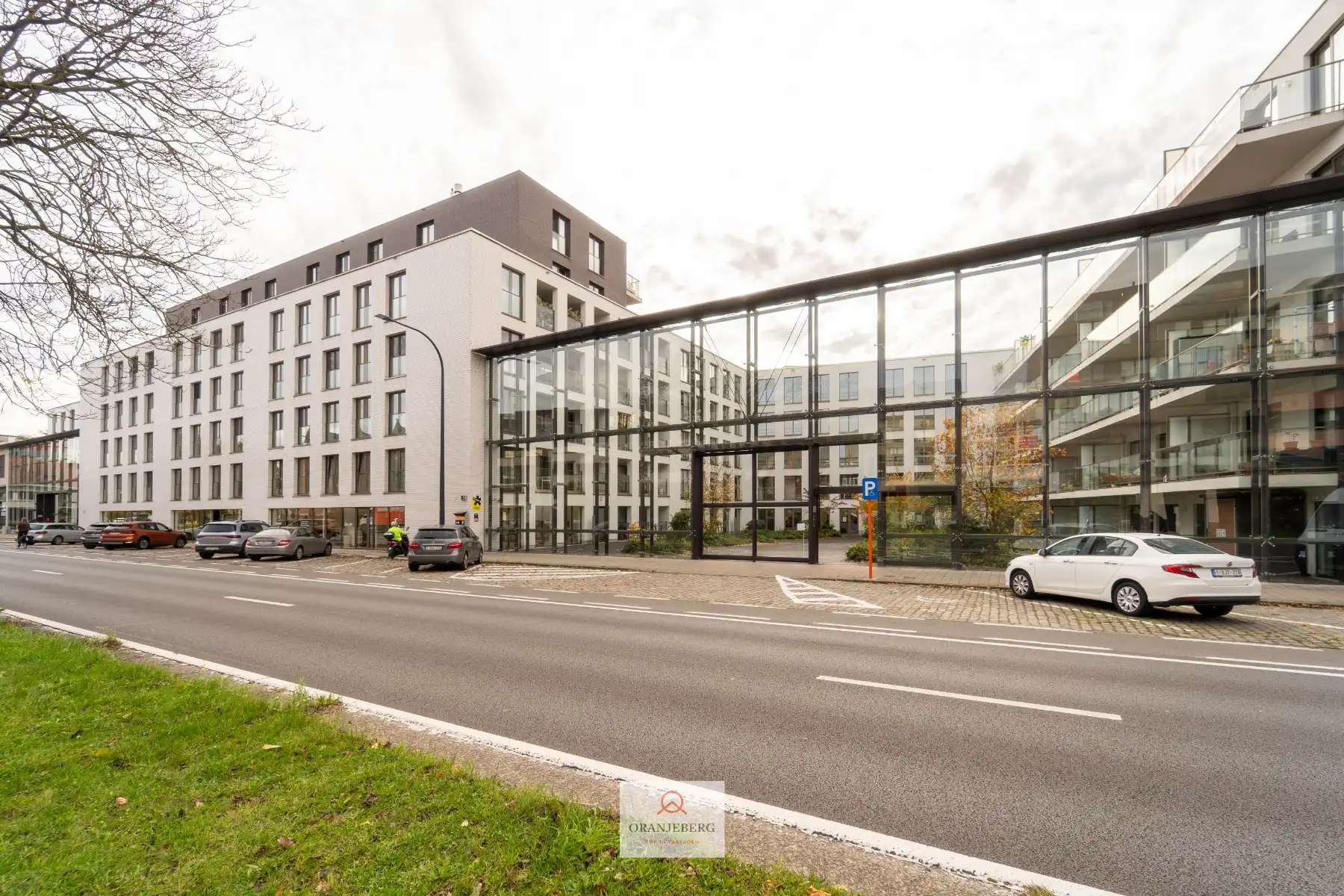 Moderne gelijkvloerse studio met terras te Gent foto {{pictureIndex}}