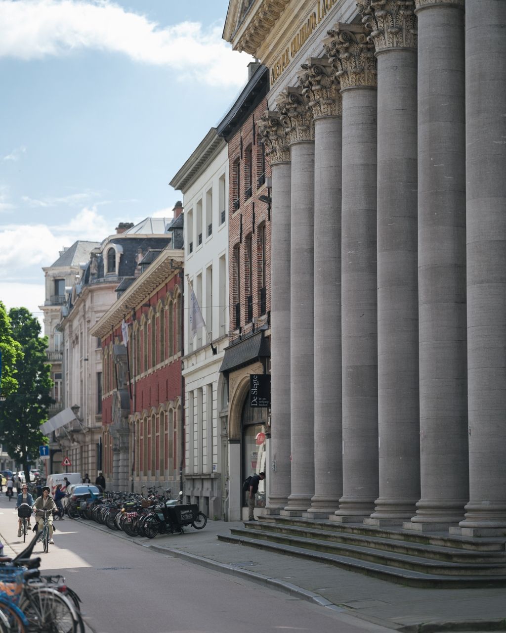 Klassevol herenhuis-appartement met ruim terras, gelegen op de eerste verdieping van een karaktervol gebouw. foto 12