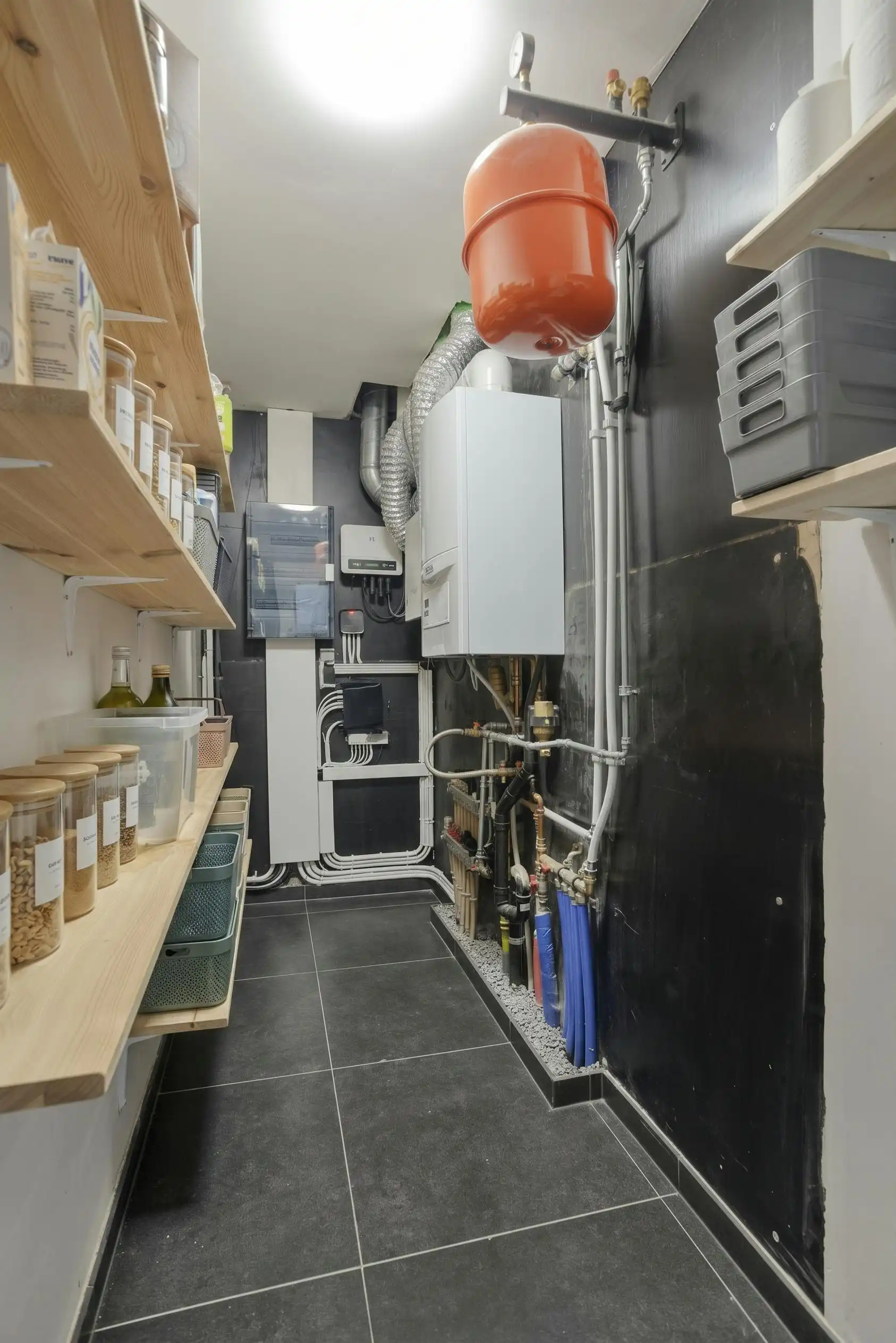 Kwalitatief gerenoveerde centrumwoning met tuin in Ieper foto 13