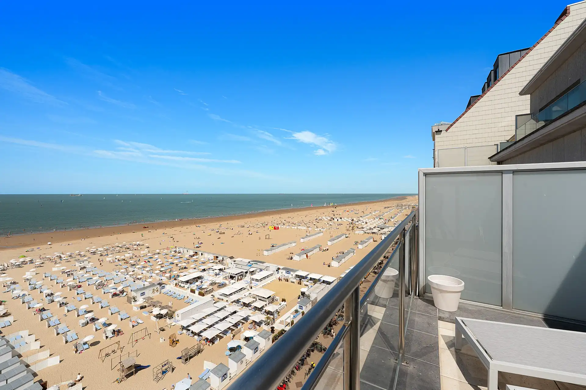 Prachtig gerenoveerd penthouse met panoramische zichten en zonnige ruime terrassen gelegen op de Zeedijk te Duinbergen foto 9