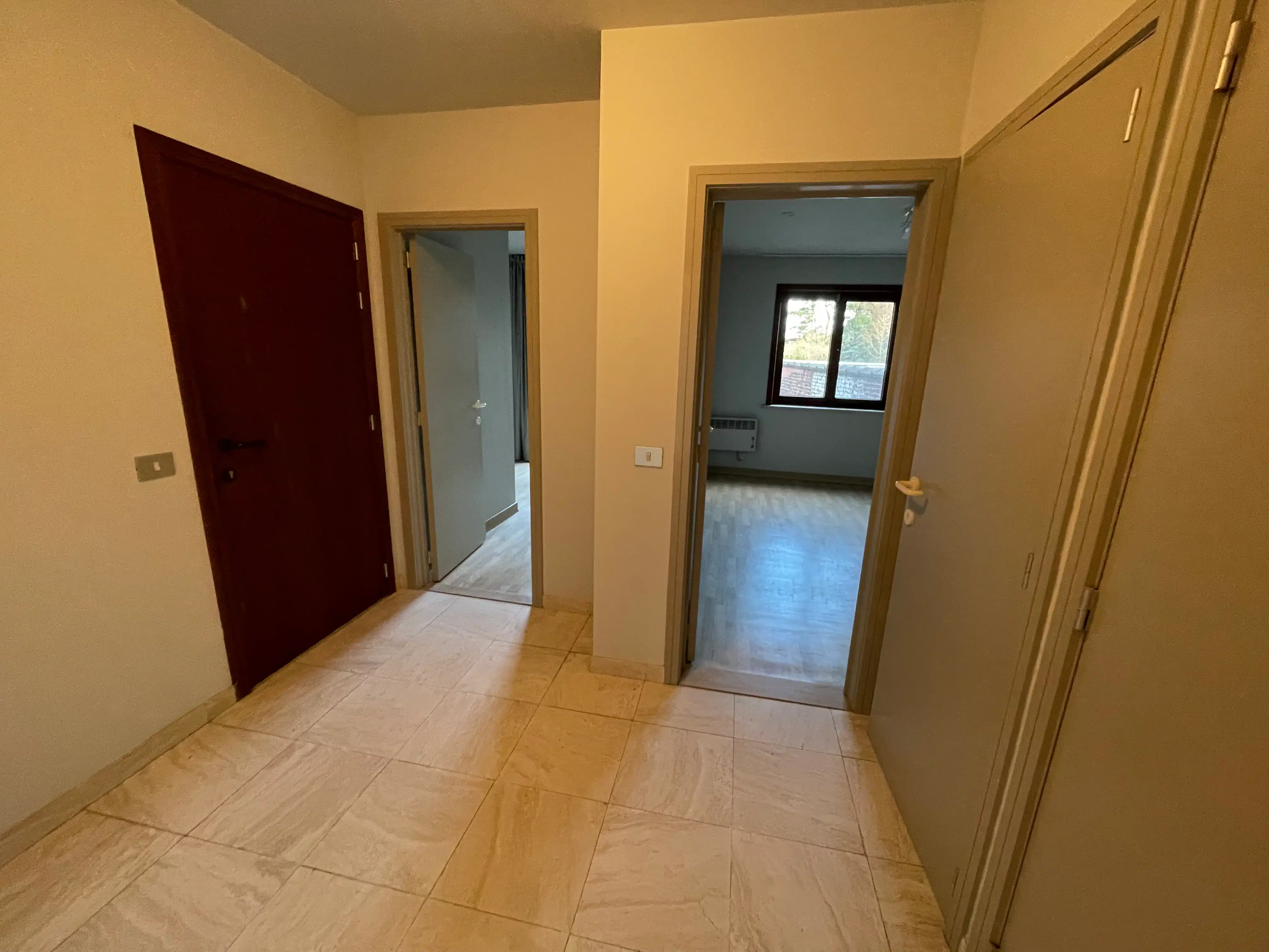 Gunstig gelegen instapklaar twee slaapkamer appartement + ruim terras foto 3