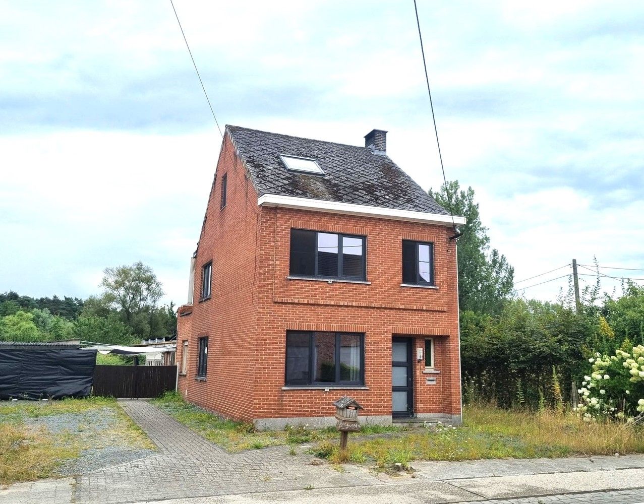 Hoofdfoto van de publicatie: Ruime woning, 4 tot 5 slaapkamers gelegen op een zonnig perceel van 10a 43ca. Groot bijgebouw.