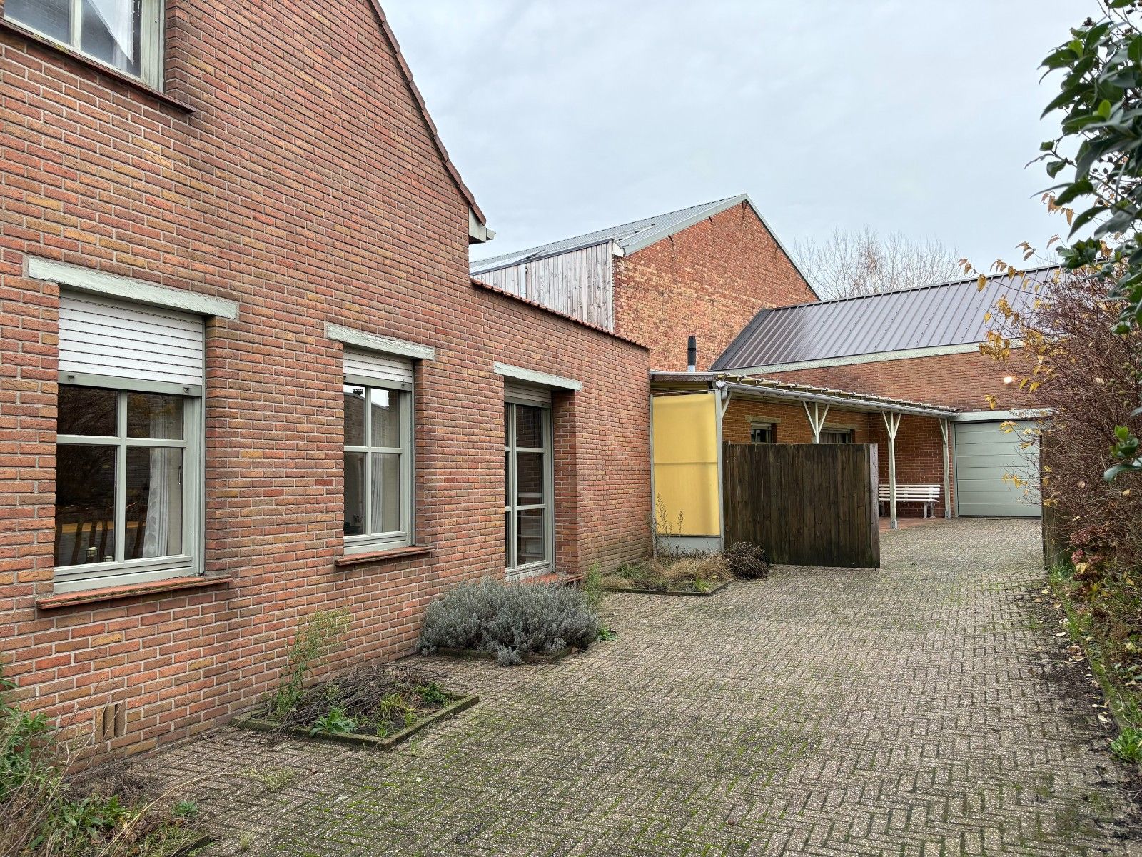 Halfopen bebouwing mét magazijn te koop! foto 3