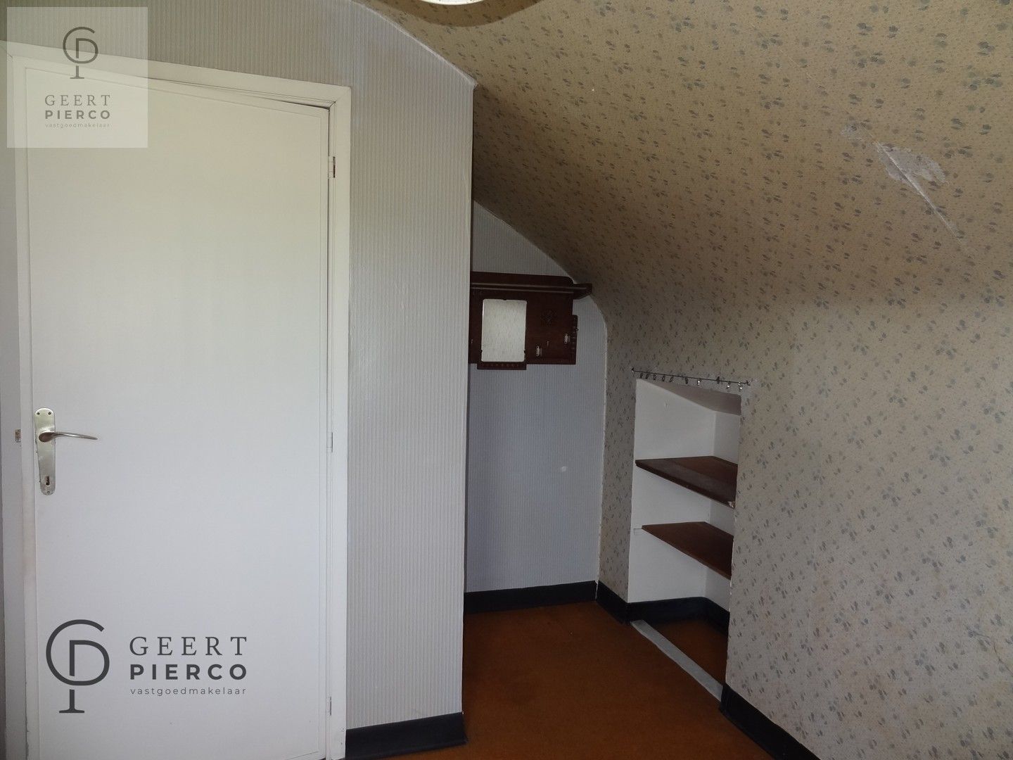 Centraal tussen Hasselt en Sint-Truiden, treffen we aan de Steenweg 56 te Alken deze te renoveren woning met drie slaapkamer, garage en tuin op een perceel van 8a03ca (breedte perceel circa 22m). foto 15