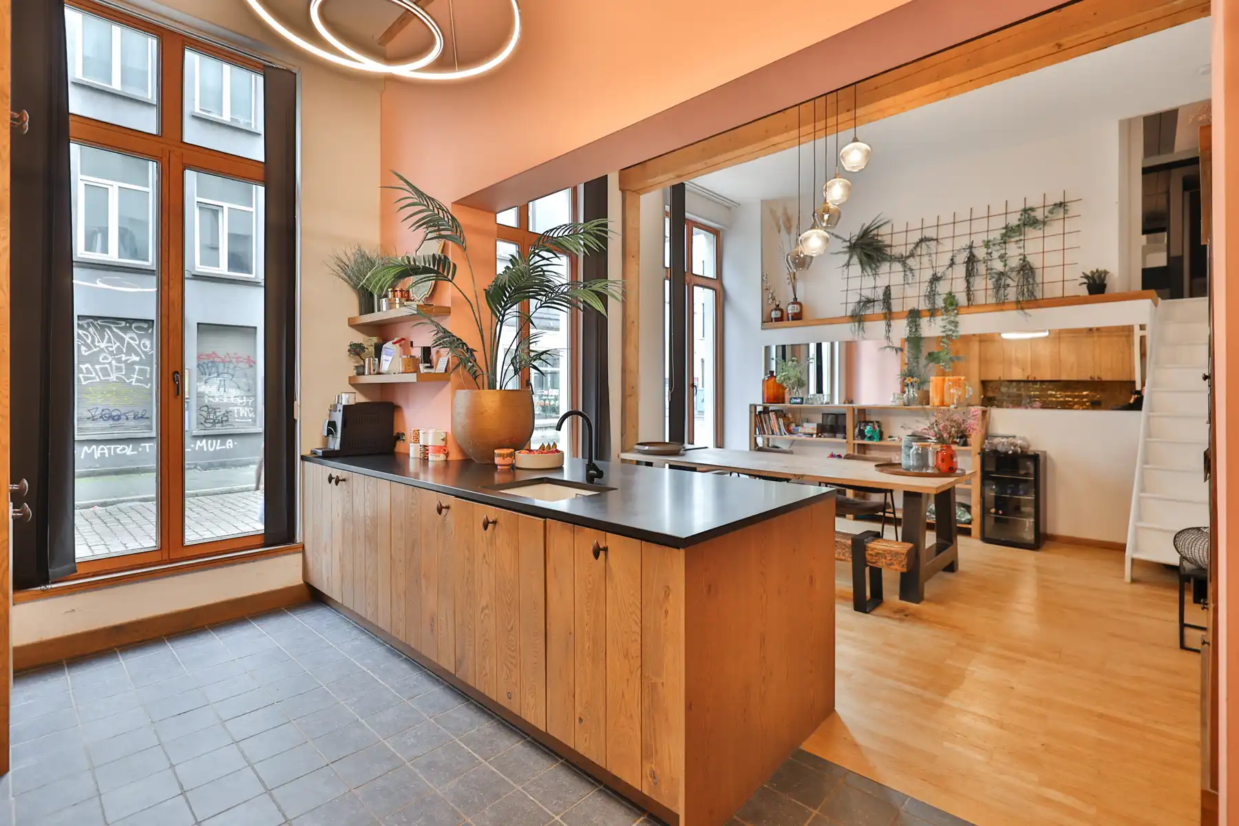 Stoer, warm en verrassend ruim — Loftgevoel met buitenruimte foto 16