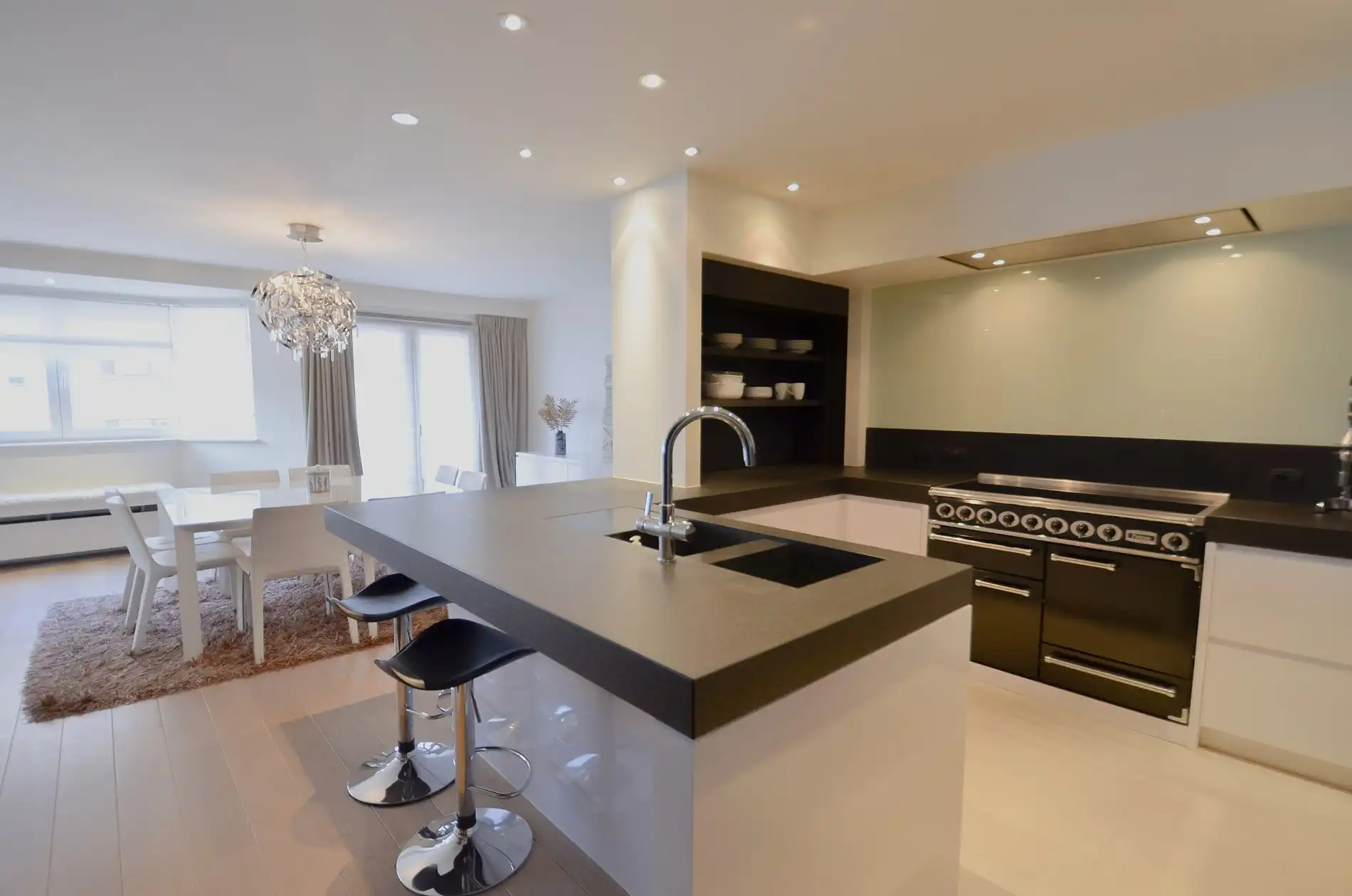 Topaanbieding – Uitzonderlijk ruim appartement gelegen in een stijlvolle residentie. foto 12