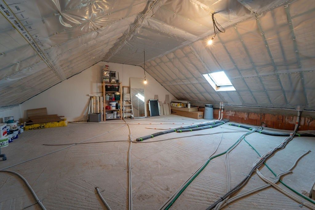 PRACHTIG GERENOVEERDE WONING MET 3 SLAAPKAMERS, 2 BADKAMERS, INPANDIGE GARAGE EN PAARDENSTALLINGEN MET ENERGIEZUINIG EPC TE WIJER (NIEUWERKERKEN)  foto 25