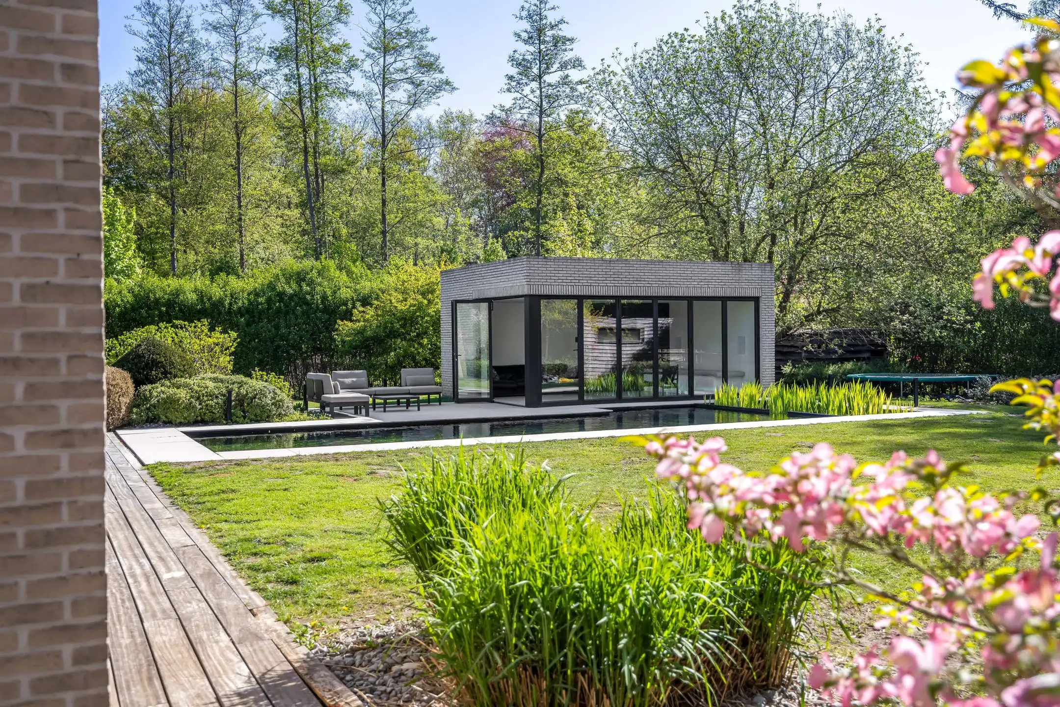 Luxueuze moderne villa met zwemvijver en prachtig poolhouse foto {{pictureIndex}}