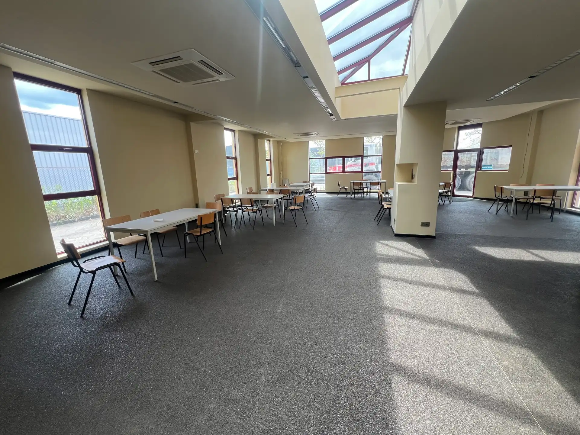 Bedrijfsgebouw op toplocatie in Houthalen, direct aan de E314 foto 13
