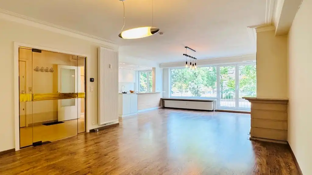 Centraal gelegen gerenoveerd 3-slaapkamerappartement met 2 terrassen foto 2