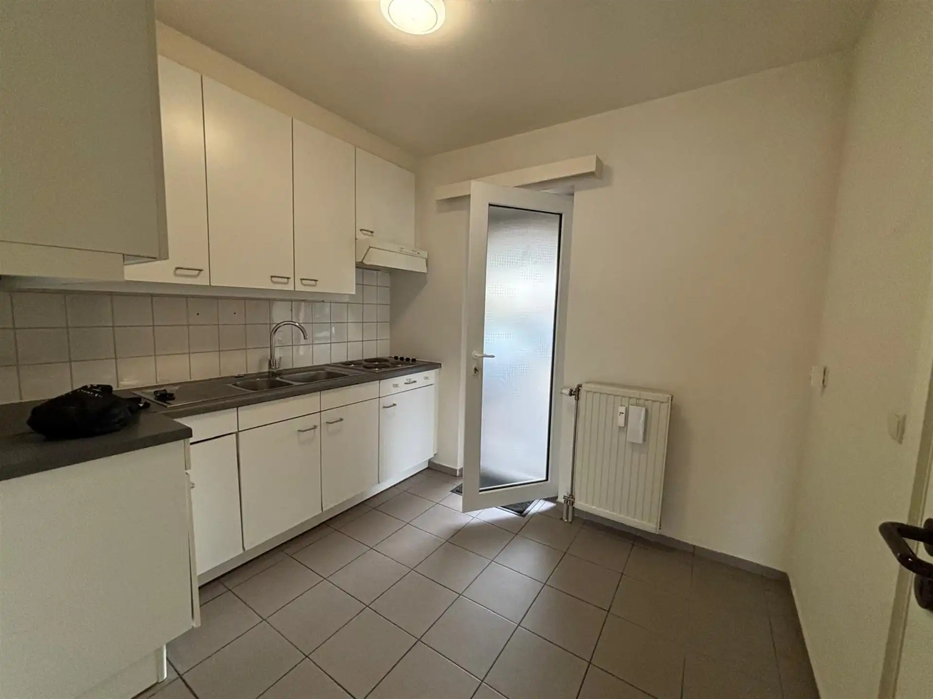Ruim gelijkvloers appartement nabij station en centrum foto 3