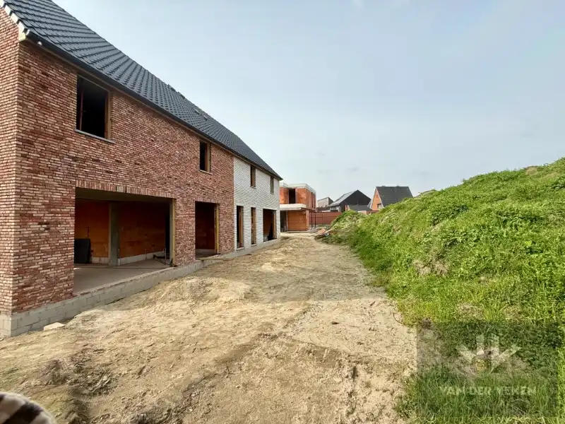 Moderne halfopen nieuwbouwwoning met 4 slaapkamers en 2 badkamers met carport foto 3