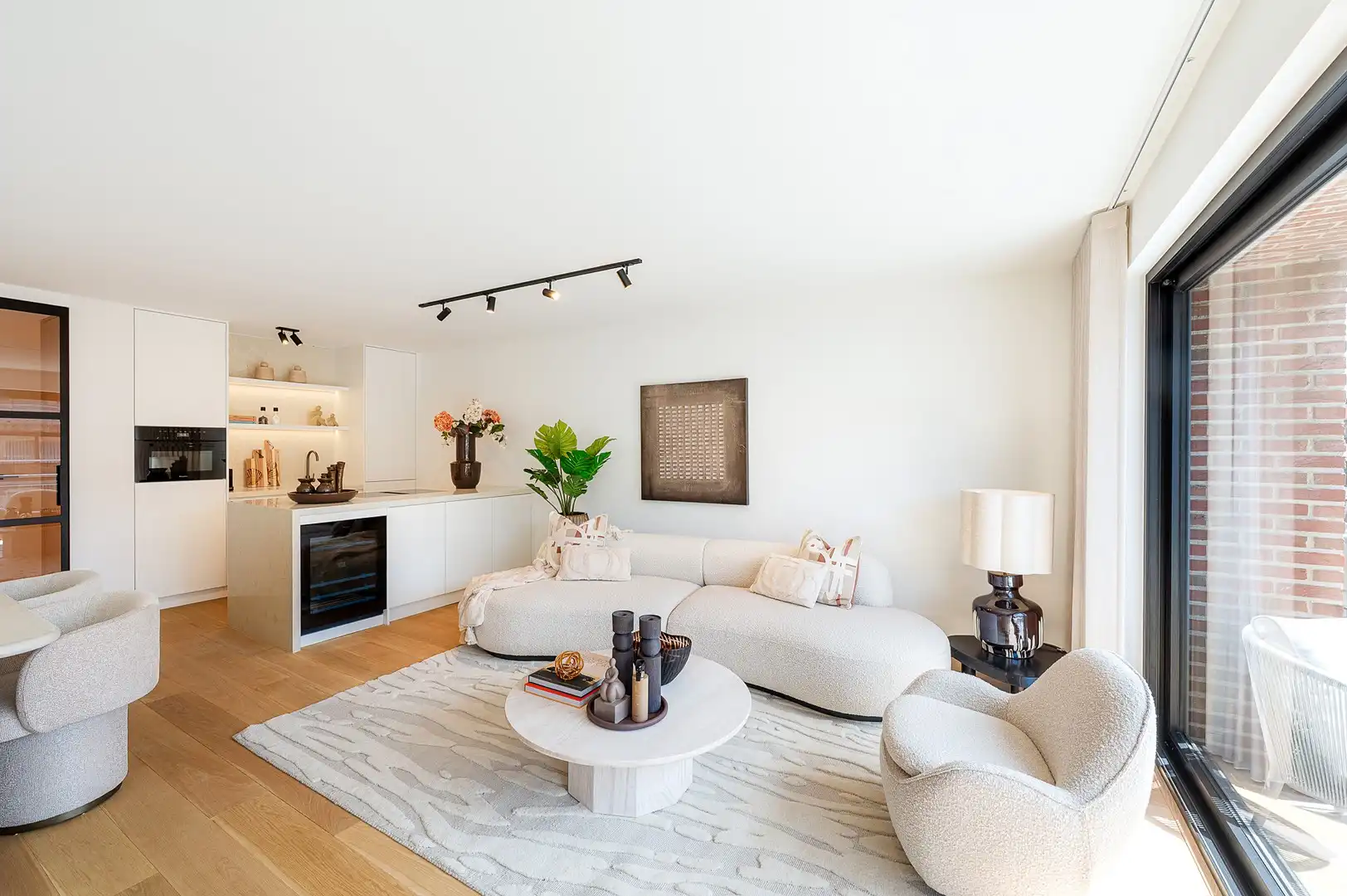 Lichtrijk gerenoveerd appartement op enkele stappen van de Dumortierlaan. foto 6