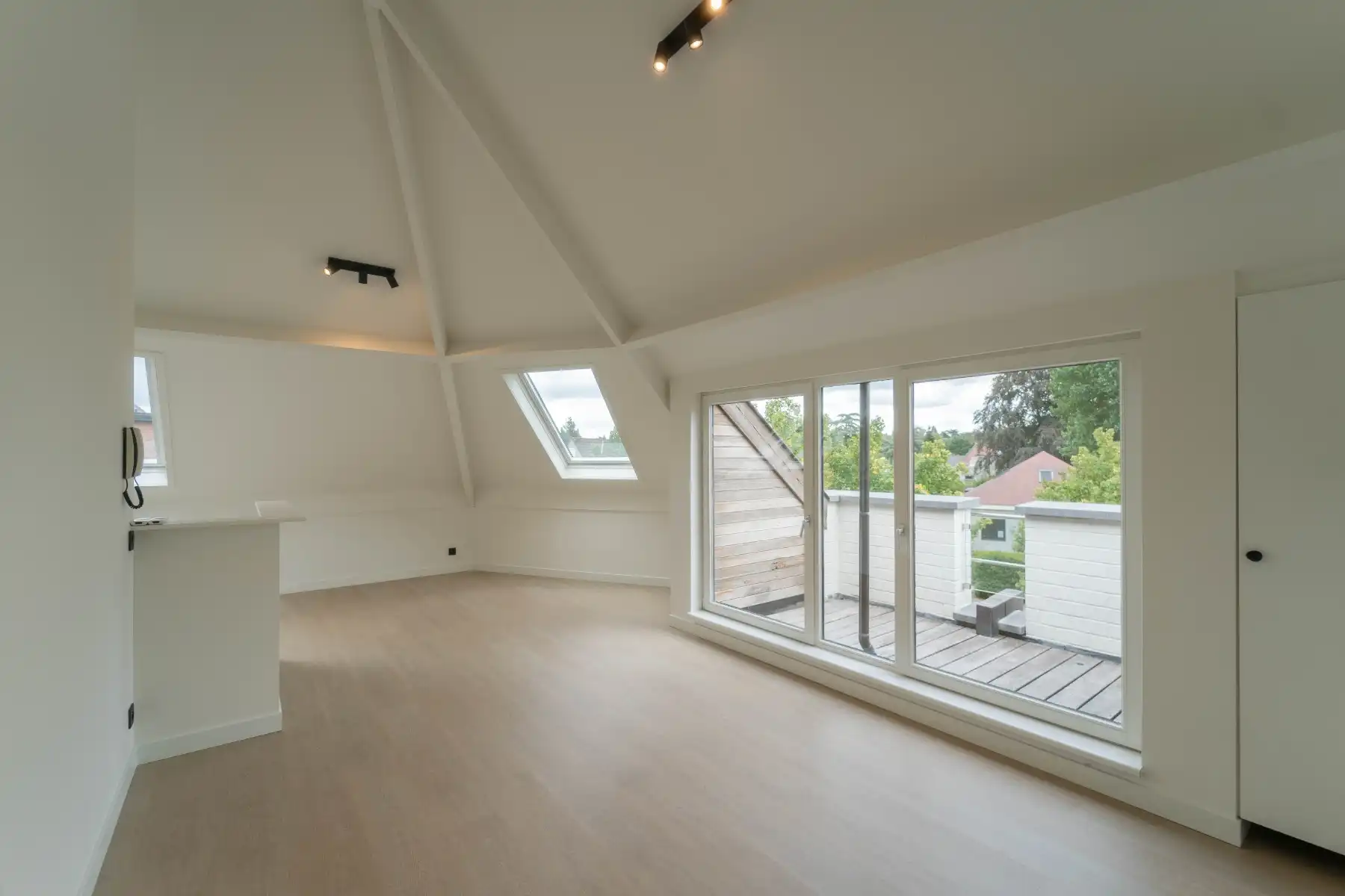 Gerenoveerd, lichtrijk 2 slpk-appartement met zonneterras foto 3