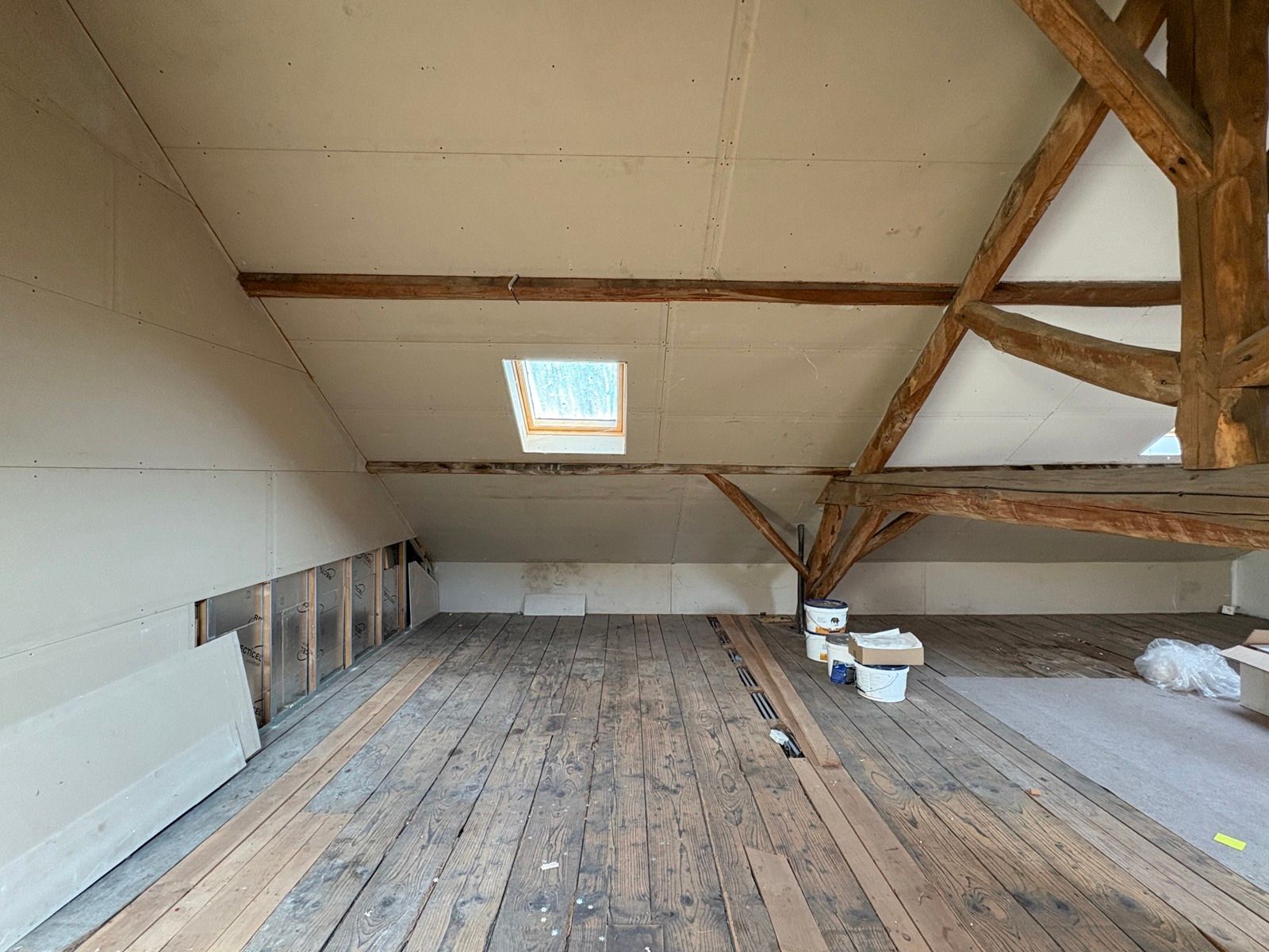 Te renoveren woning met veel potentieel  foto 17