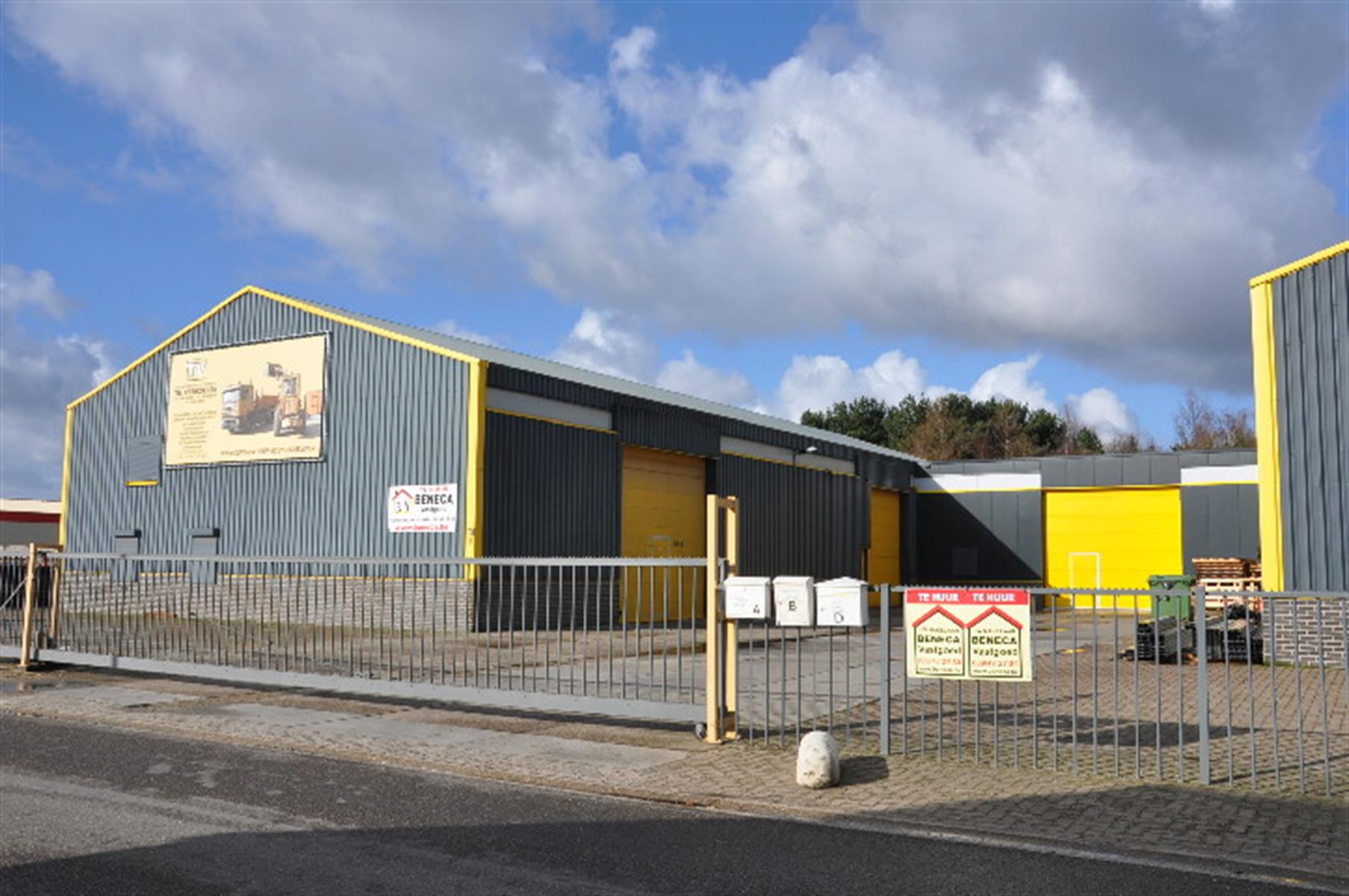 Werkplaats (325m²) met opslag (75 m²) vlakbij Nederl. grens. foto {{pictureIndex}}
