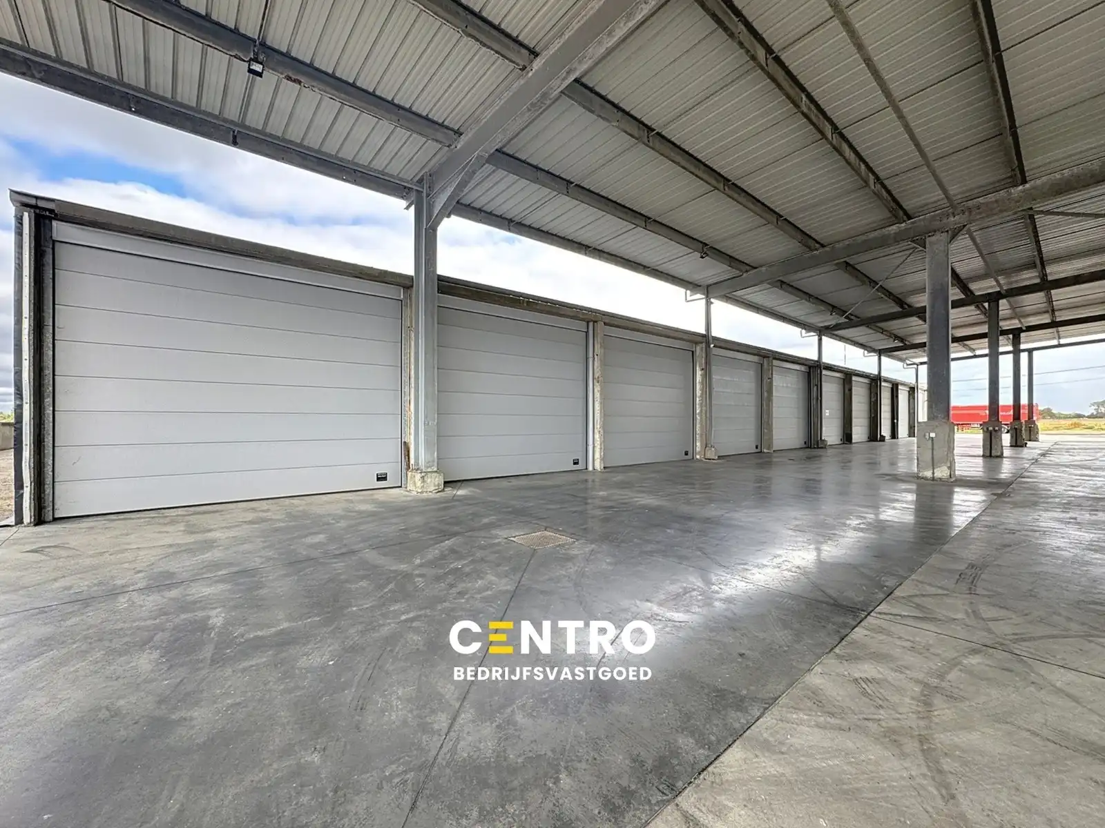 Instapklare OPSLAGRUIMTE (250m2) met 2 hoge, automatische sectionaalpoort te Koolskamp (op 5km van afrit Lichtervelde). foto {{pictureIndex}}