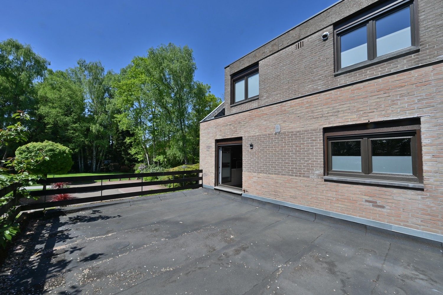 Halfvrijstaande bel-etagewoning met 3 slaapkamers, bosrijk gelegen in residentiële laan foto 15