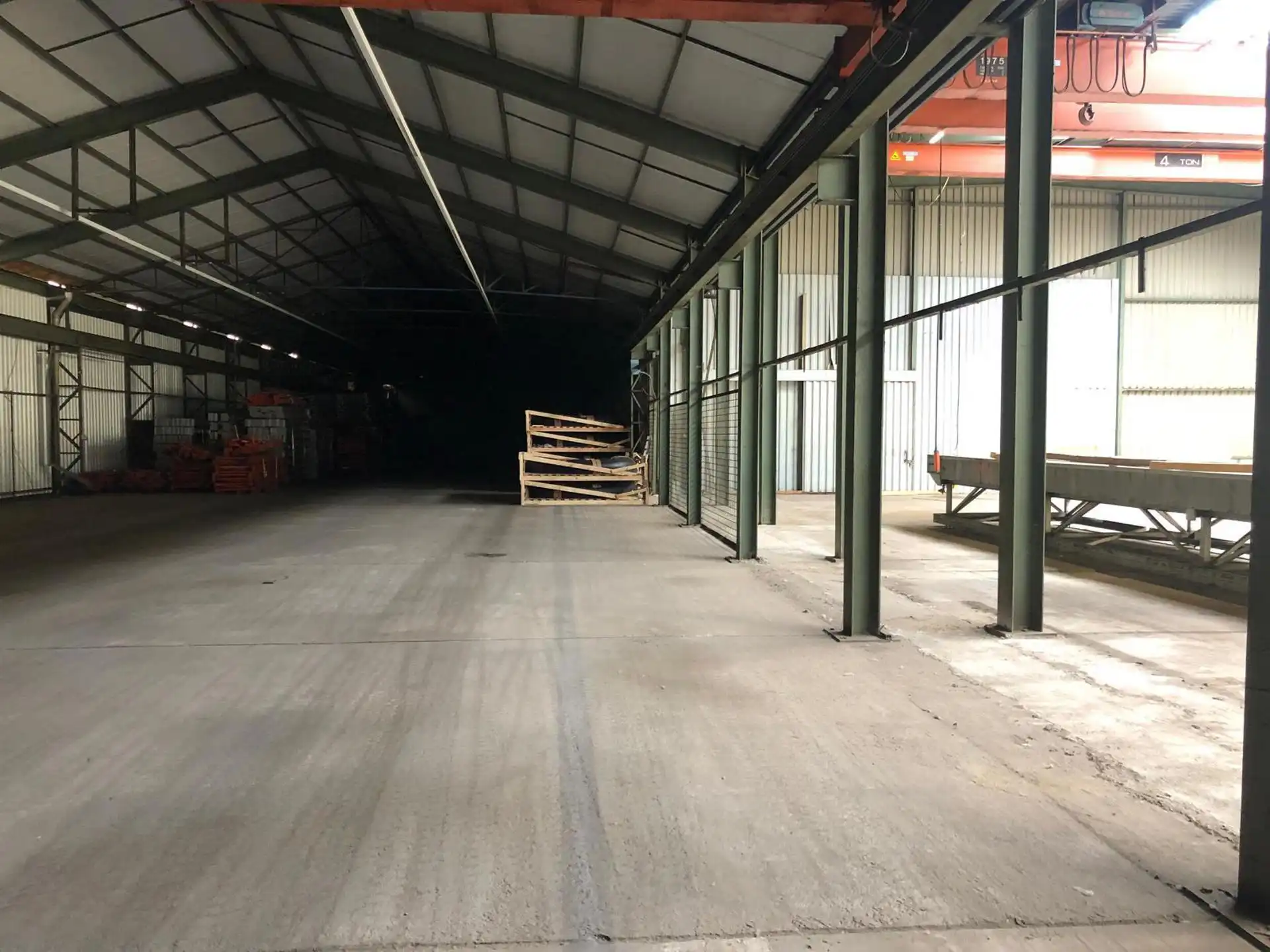 TE HUUR - Centraal gelegen opslagplaats van  2548m² foto 5