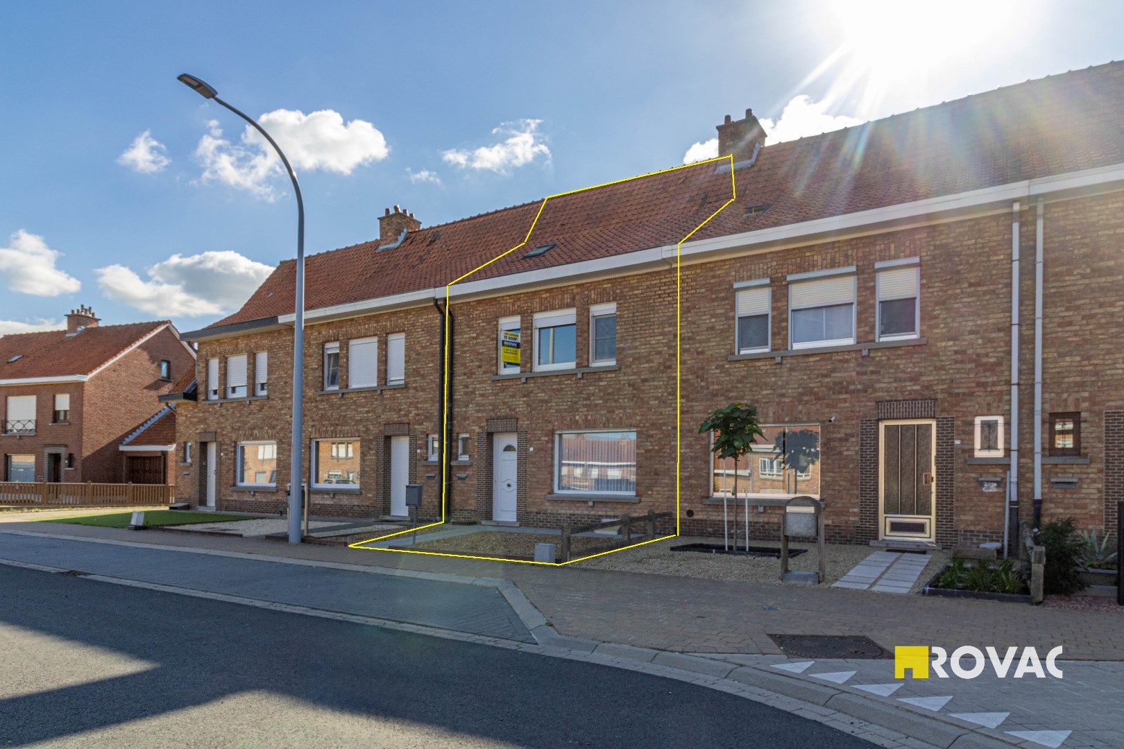 Leuke rijwoning in doodlopende straat met dubbele garage foto 3